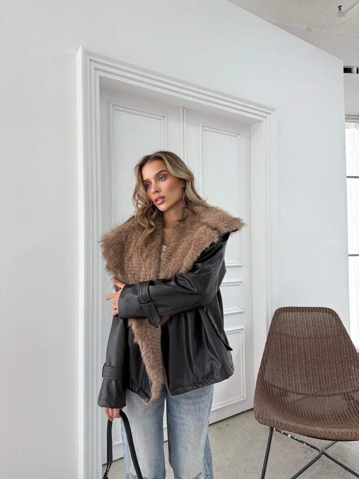 YAKA KÜRK VE BEL KUŞAKLI DERİ MONT YAKASI KAHVE SİYAH