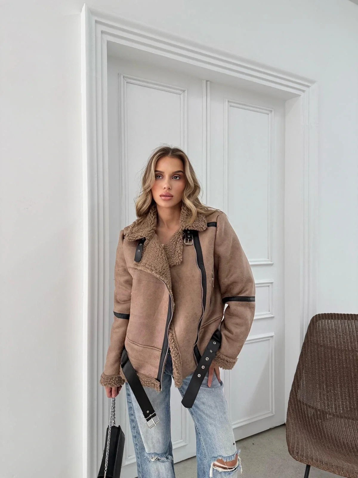 YAKA VE İÇ KÜRK DETAY KEMERLİ LAMİNE MONT KAHVE 3146