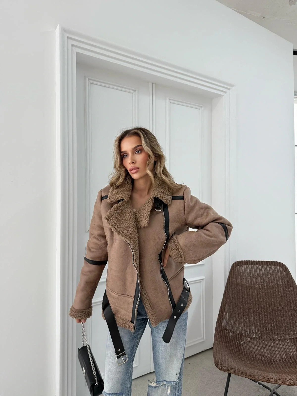 YAKA VE İÇ KÜRK DETAY KEMERLİ LAMİNE MONT KAHVE 3146