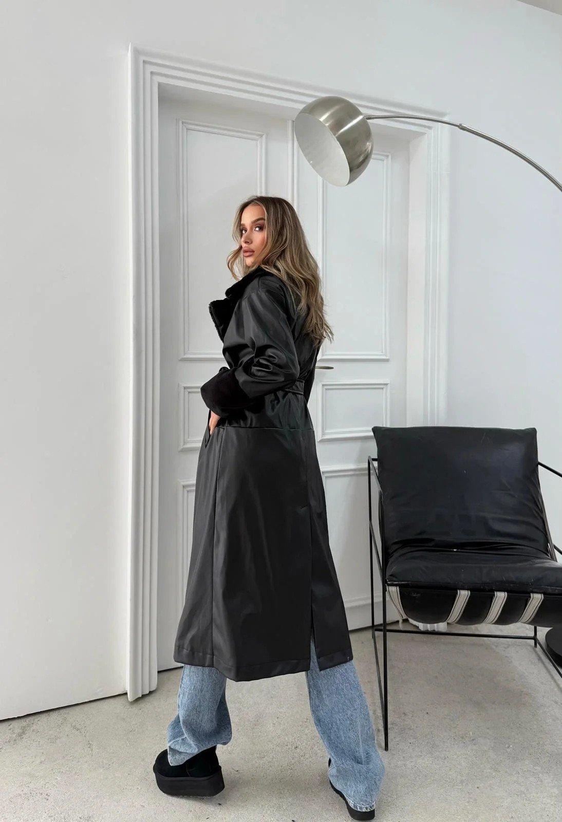 YAKA VE KOL KÜRK DETAY İÇ ASTARLI UZUN DERİ TRENÇ SİYAH