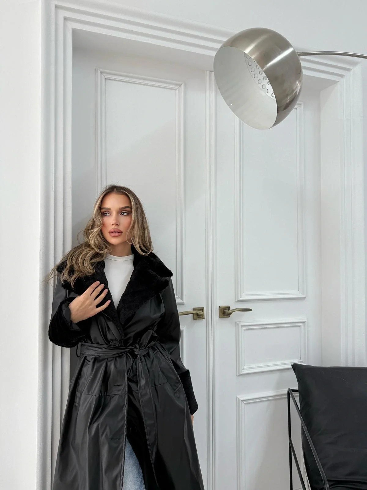 YAKA VE KOL KÜRK DETAY İÇ ASTARLI UZUN DERİ TRENÇ SİYAH