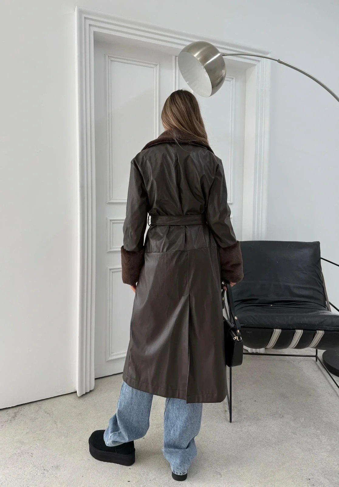 YAKA VE KOL KÜRK DETAY İÇ ASTARLI UZUN DERİ TRENÇ KAHVE