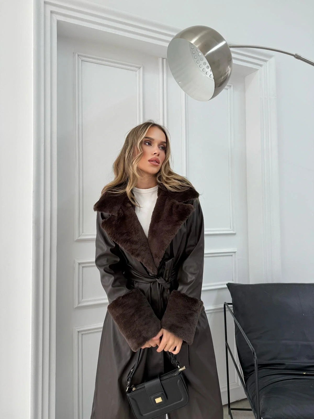 YAKA VE KOL KÜRK DETAY İÇ ASTARLI UZUN DERİ TRENÇ KAHVE