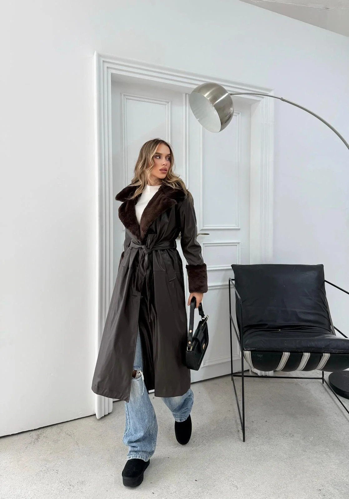 YAKA VE KOL KÜRK DETAY İÇ ASTARLI UZUN DERİ TRENÇ KAHVE