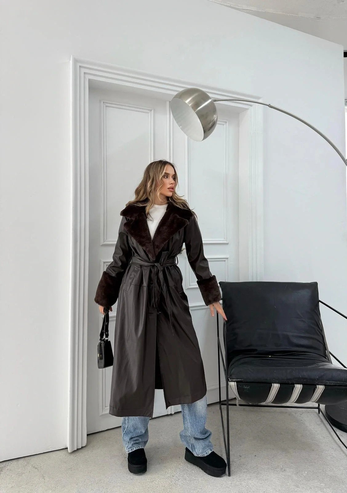 YAKA VE KOL KÜRK DETAY İÇ ASTARLI UZUN DERİ TRENÇ KAHVE