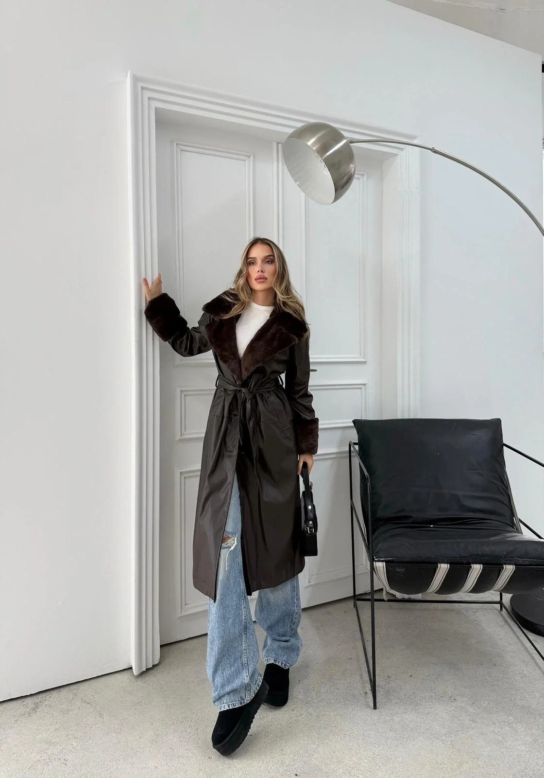 YAKA VE KOL KÜRK DETAY İÇ ASTARLI UZUN DERİ TRENÇ KAHVE