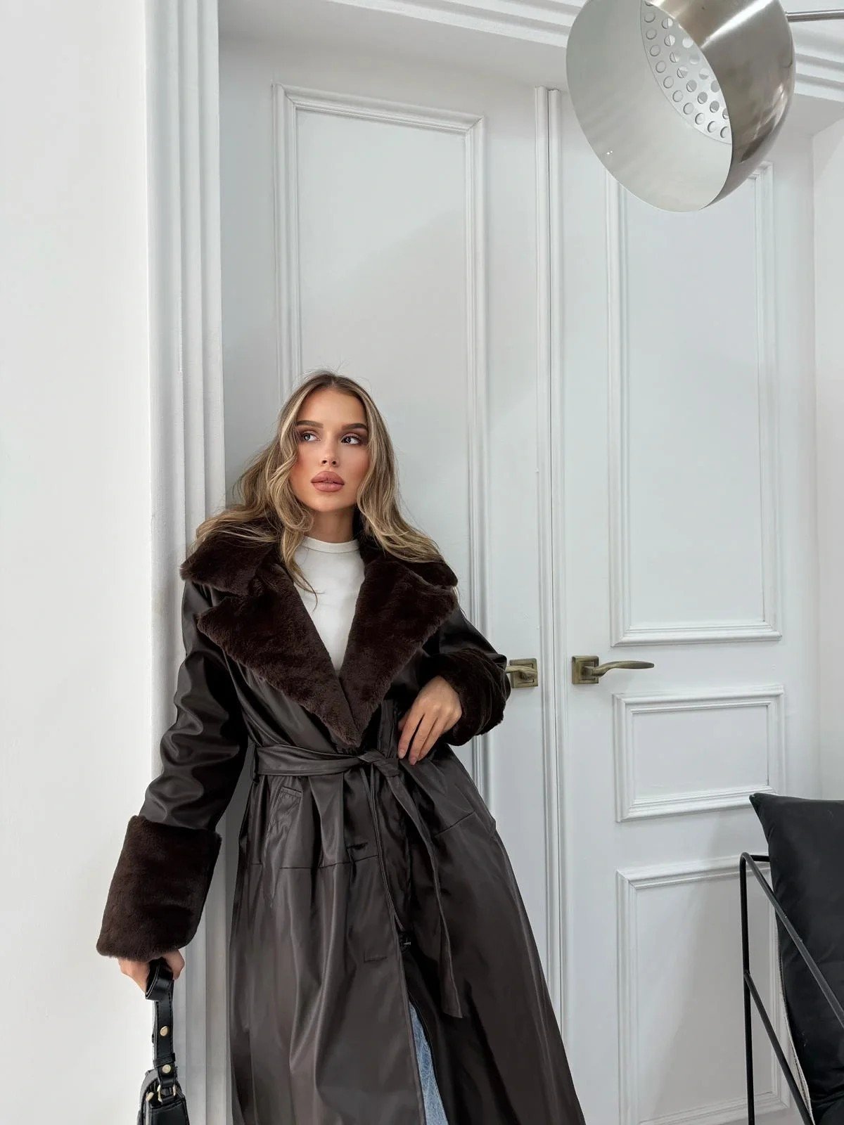 YAKA VE KOL KÜRK DETAY İÇ ASTARLI UZUN DERİ TRENÇ KAHVE