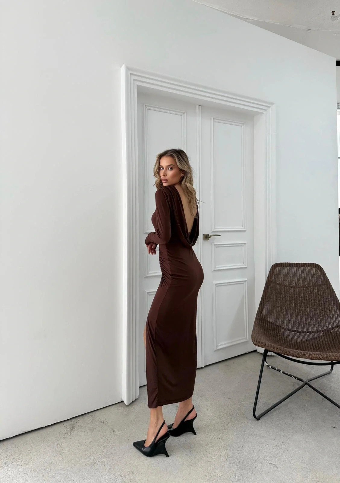 YIRTMAÇLI SIRT DEKOLTE DETAY UZUN SANDY ELBİSE KAHVE SND-5010