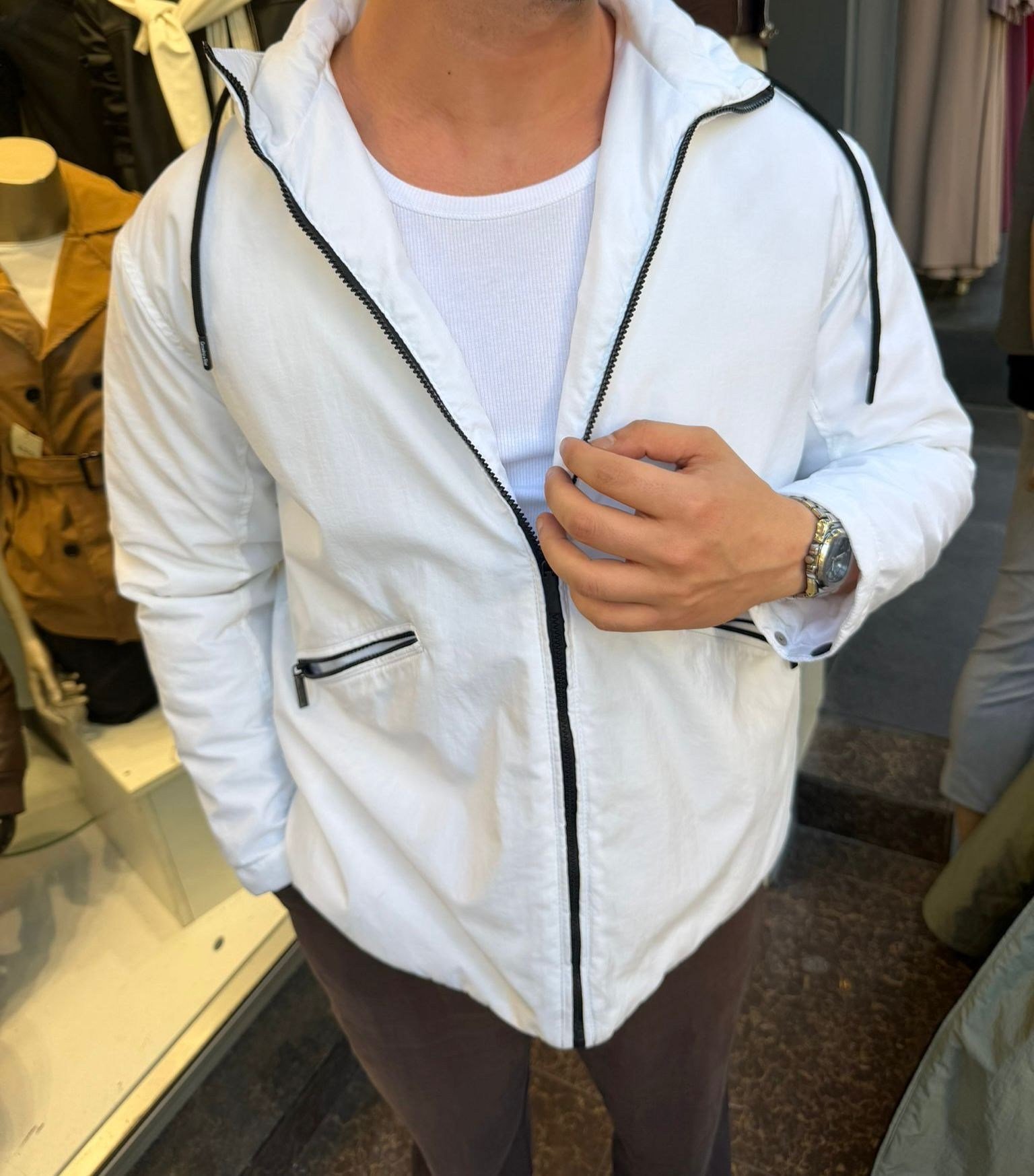 oversize beyaz yağmurluk