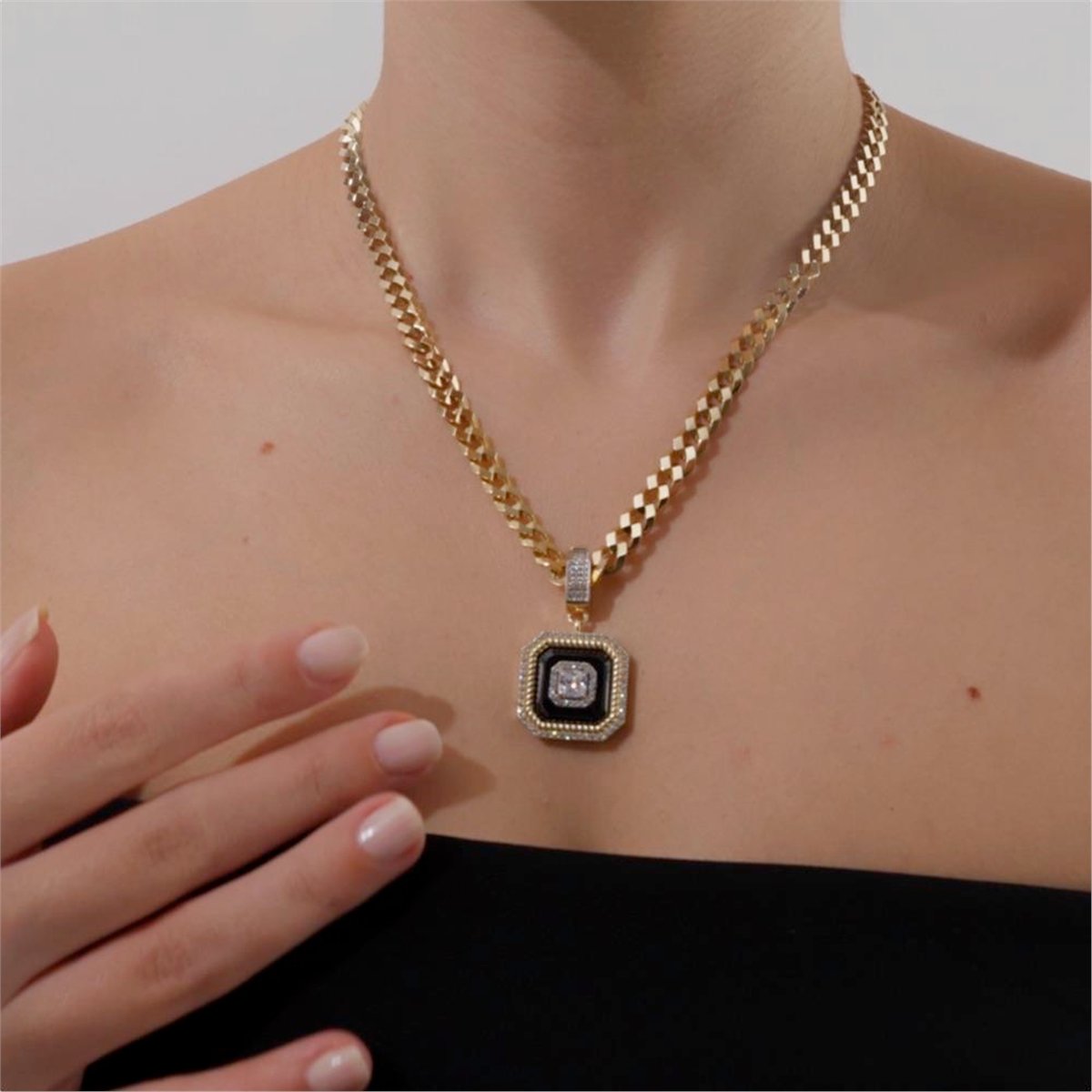 Mineli Tektaş Charm