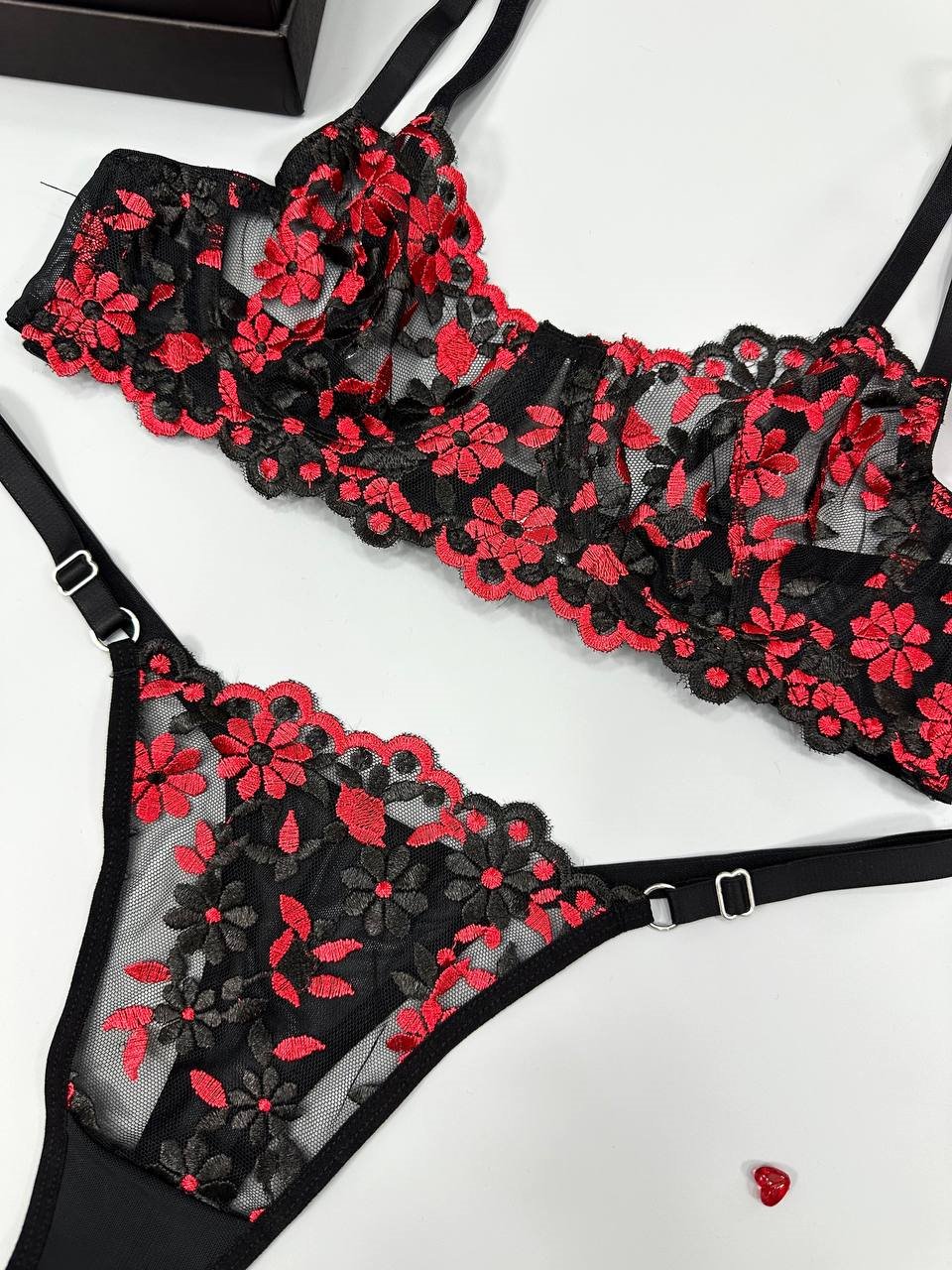 Scarlet Black & Red Takım