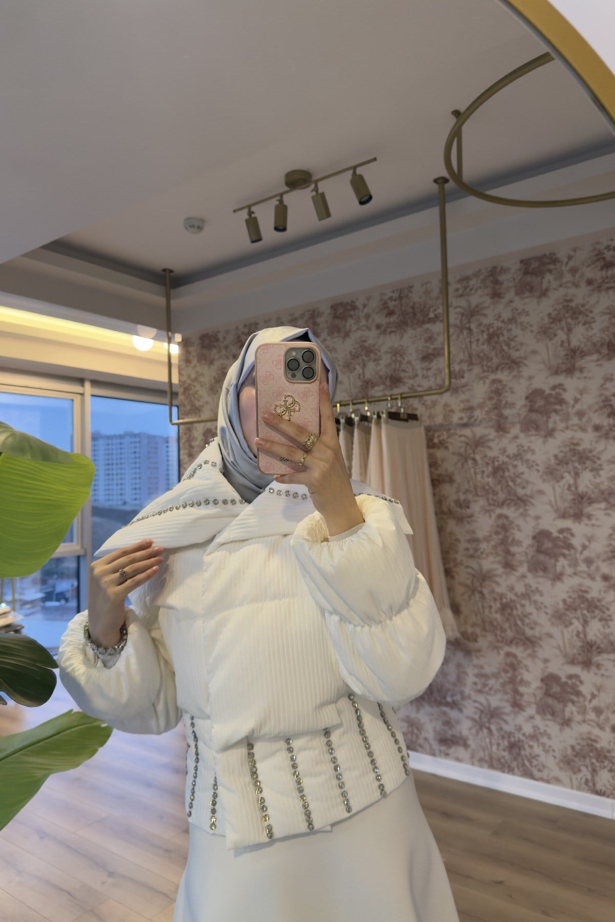 Beyaz İthal Taşlı Mont