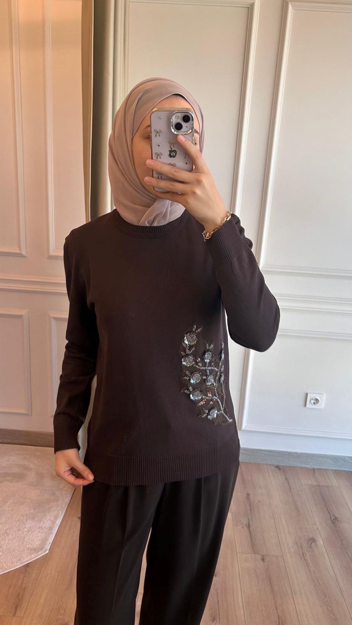 Kahve Boncuk İşlemeli Triko