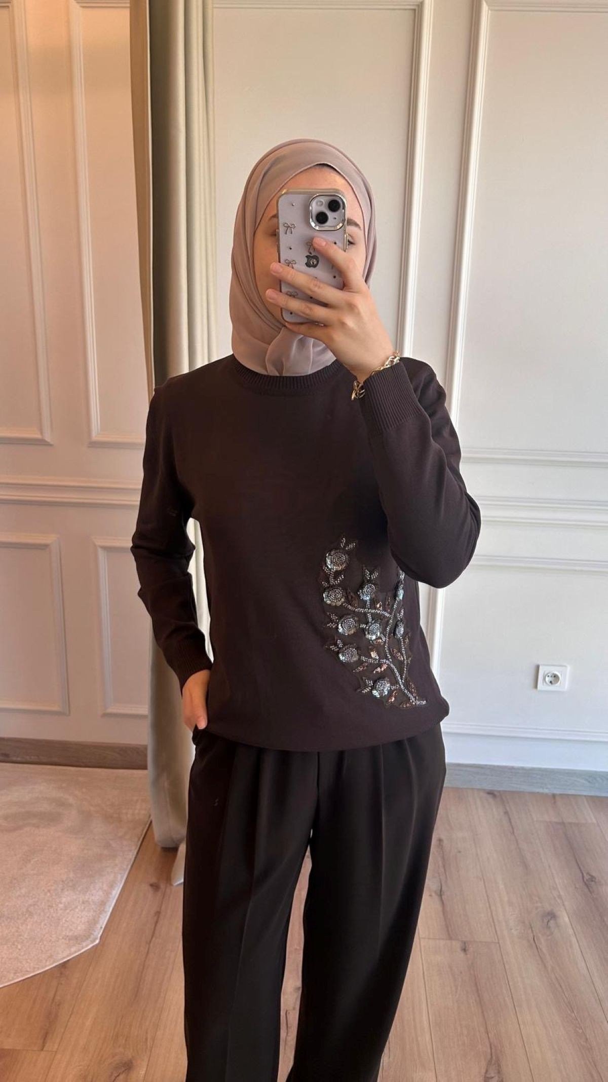 Kahve Boncuk İşlemeli Triko