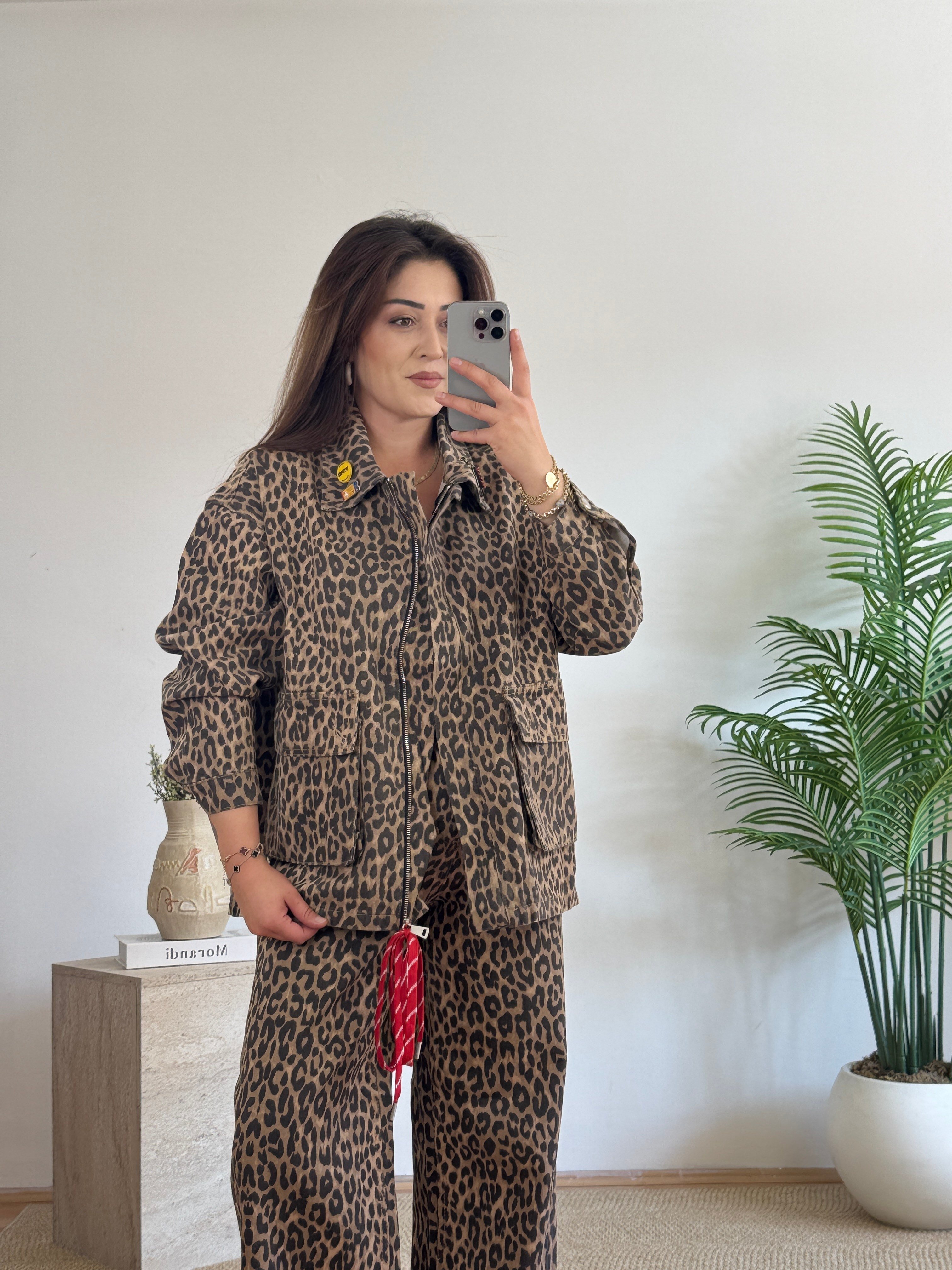 Broş Detaylı Leopar Desenli Ceket