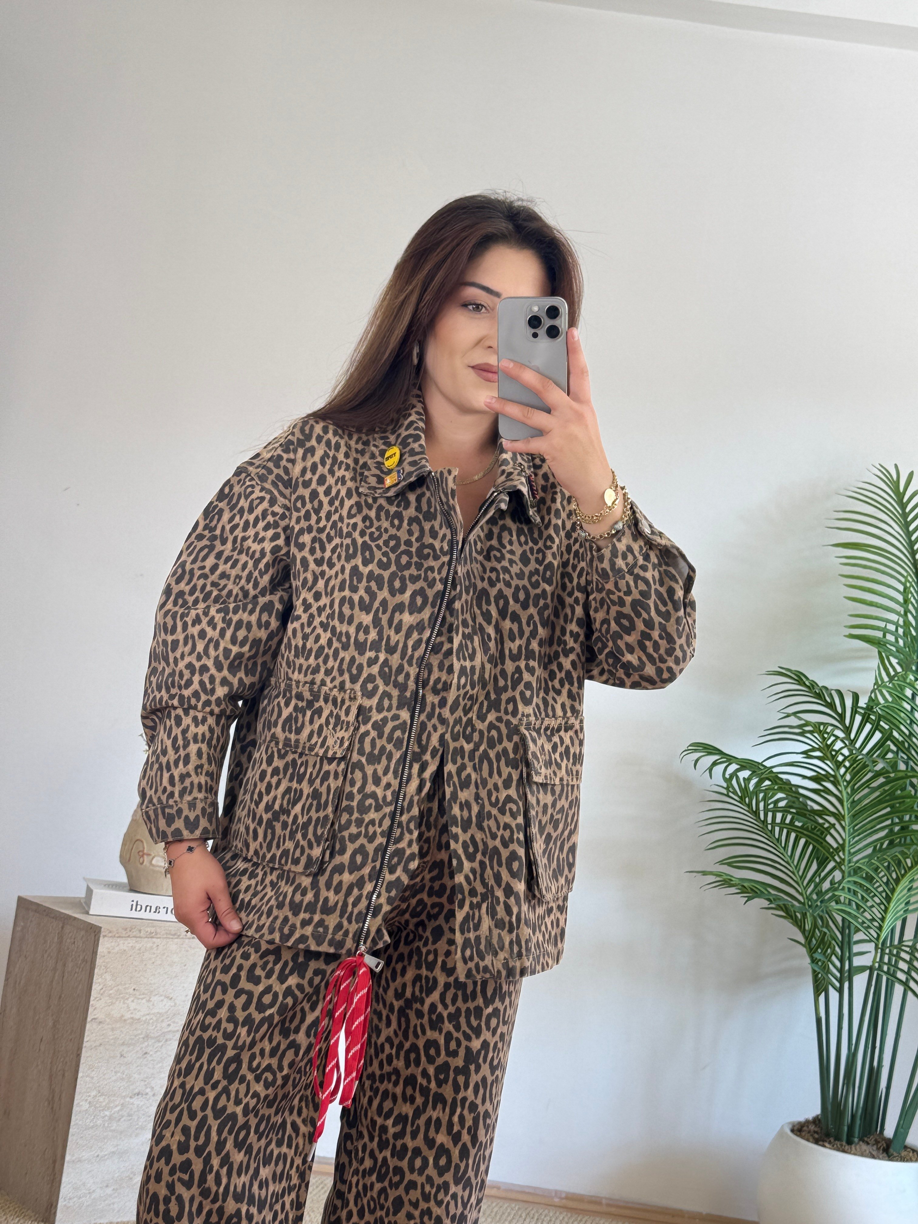 Broş Detaylı Leopar Desenli Ceket