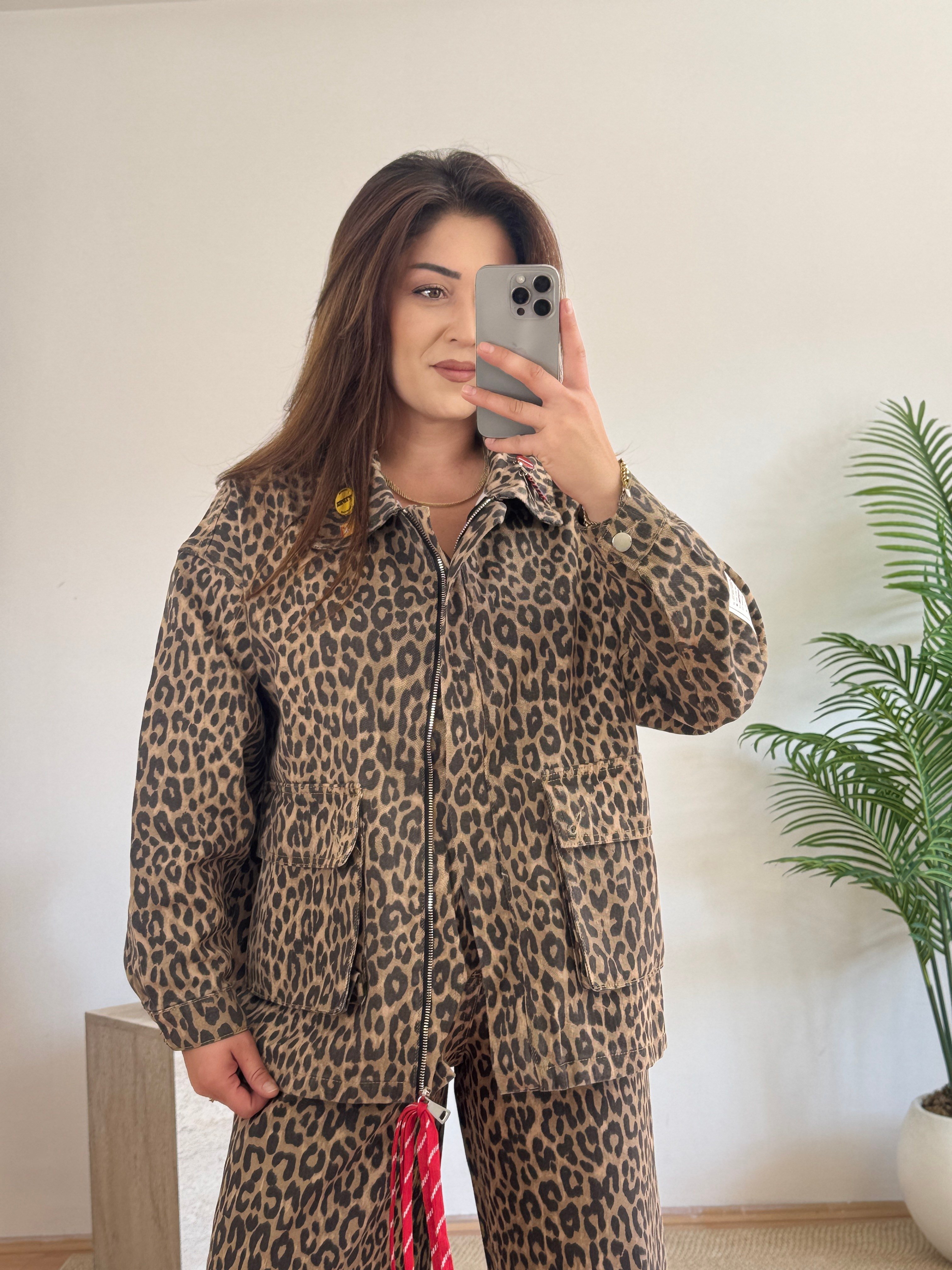 Broş Detaylı Leopar Desenli Ceket