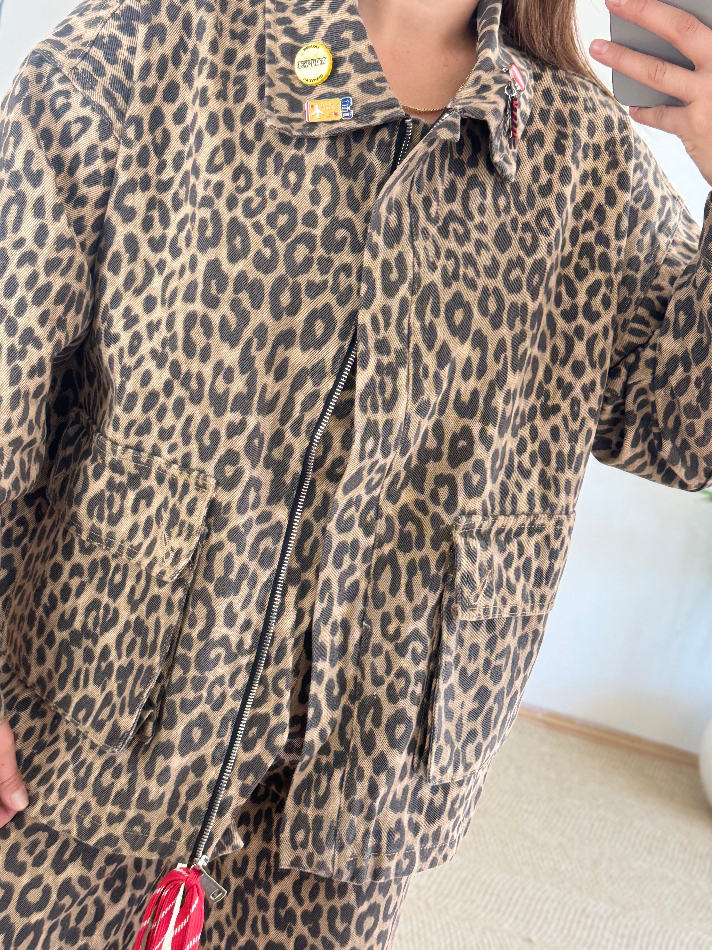 Broş Detaylı Leopar Desenli Ceket