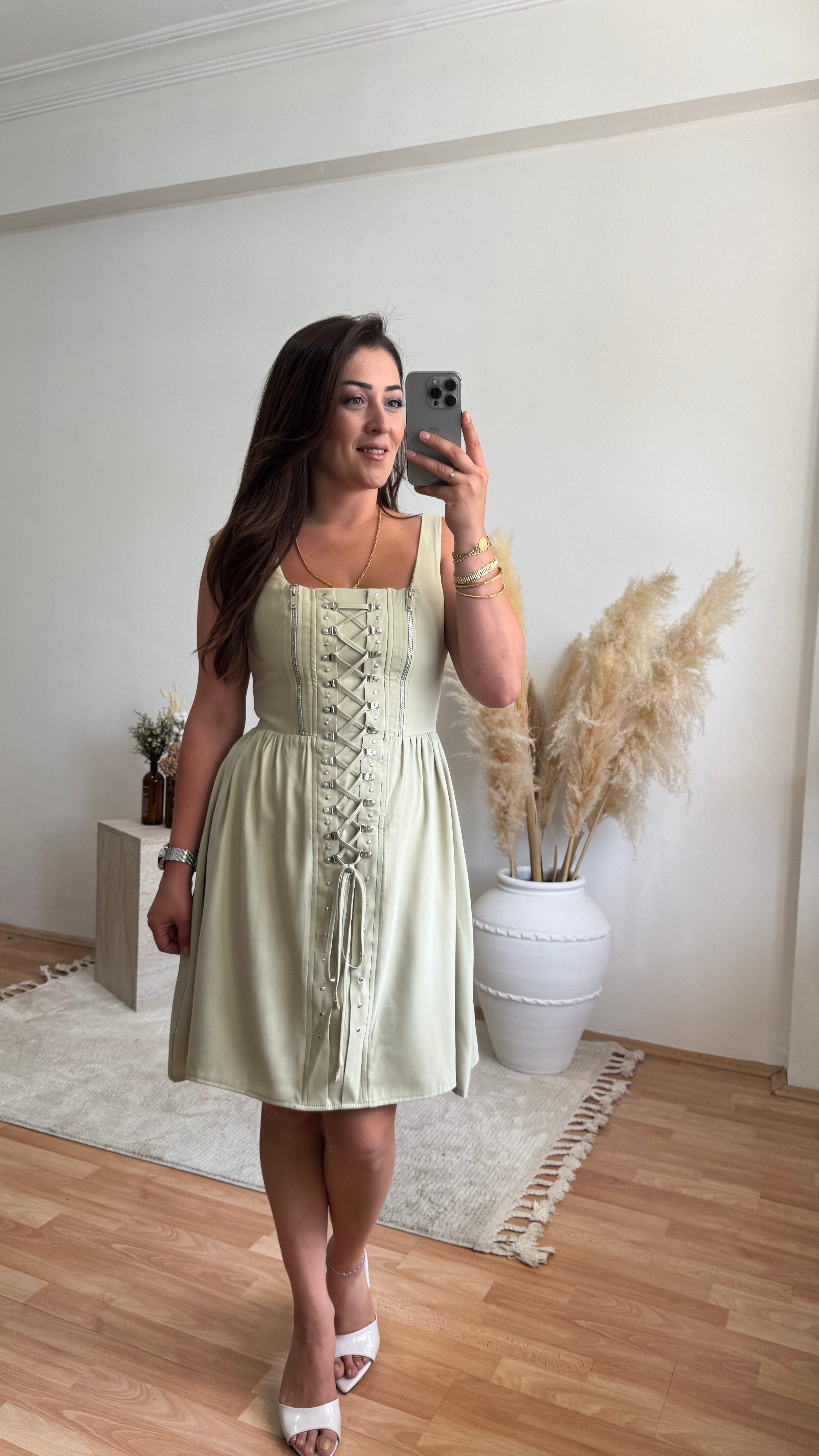 Taş ve Bağcık Detaylı Mini Elbise – Mint