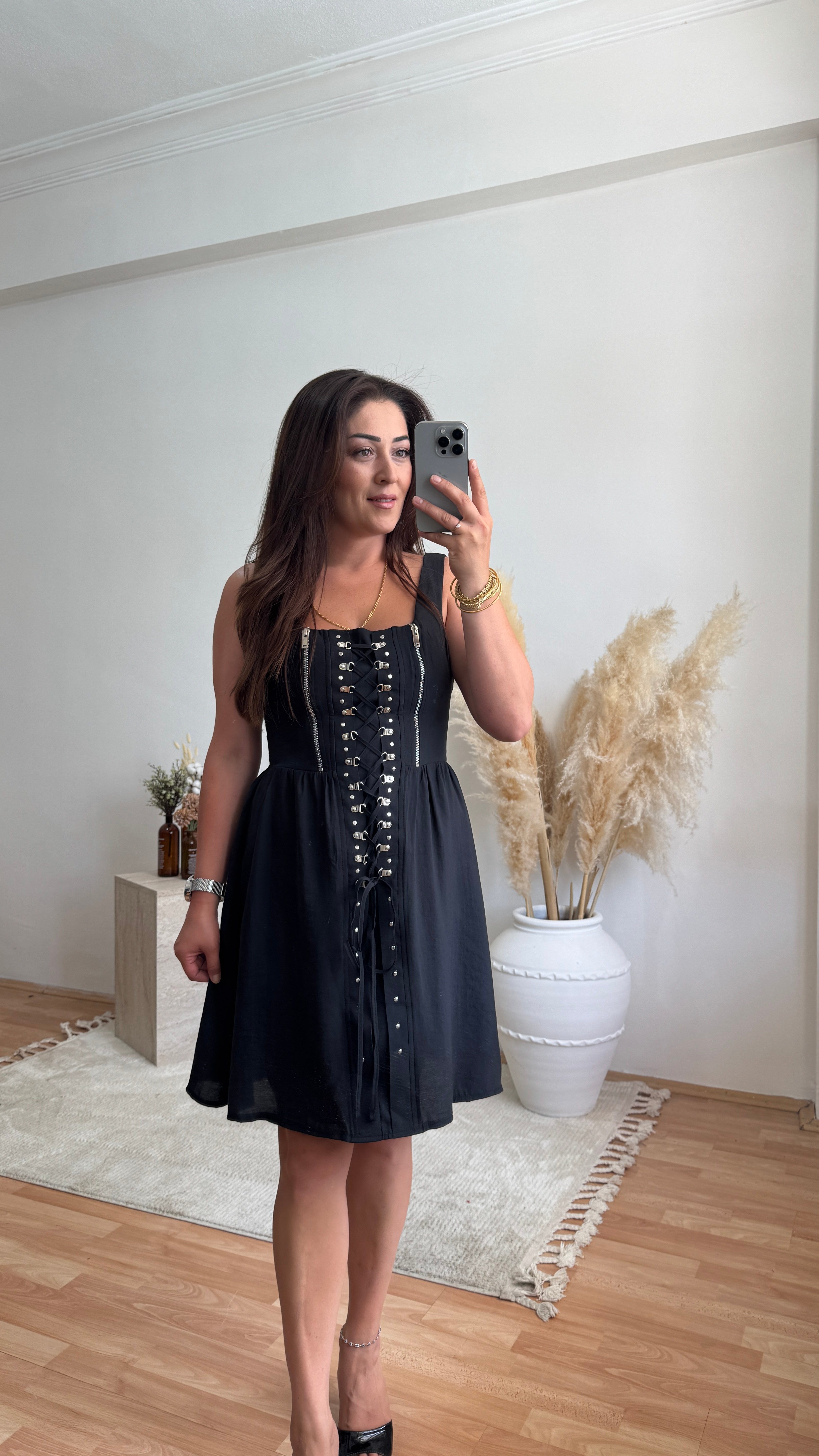Taş ve Bağcık Detaylı Mini Elbise – Siyah