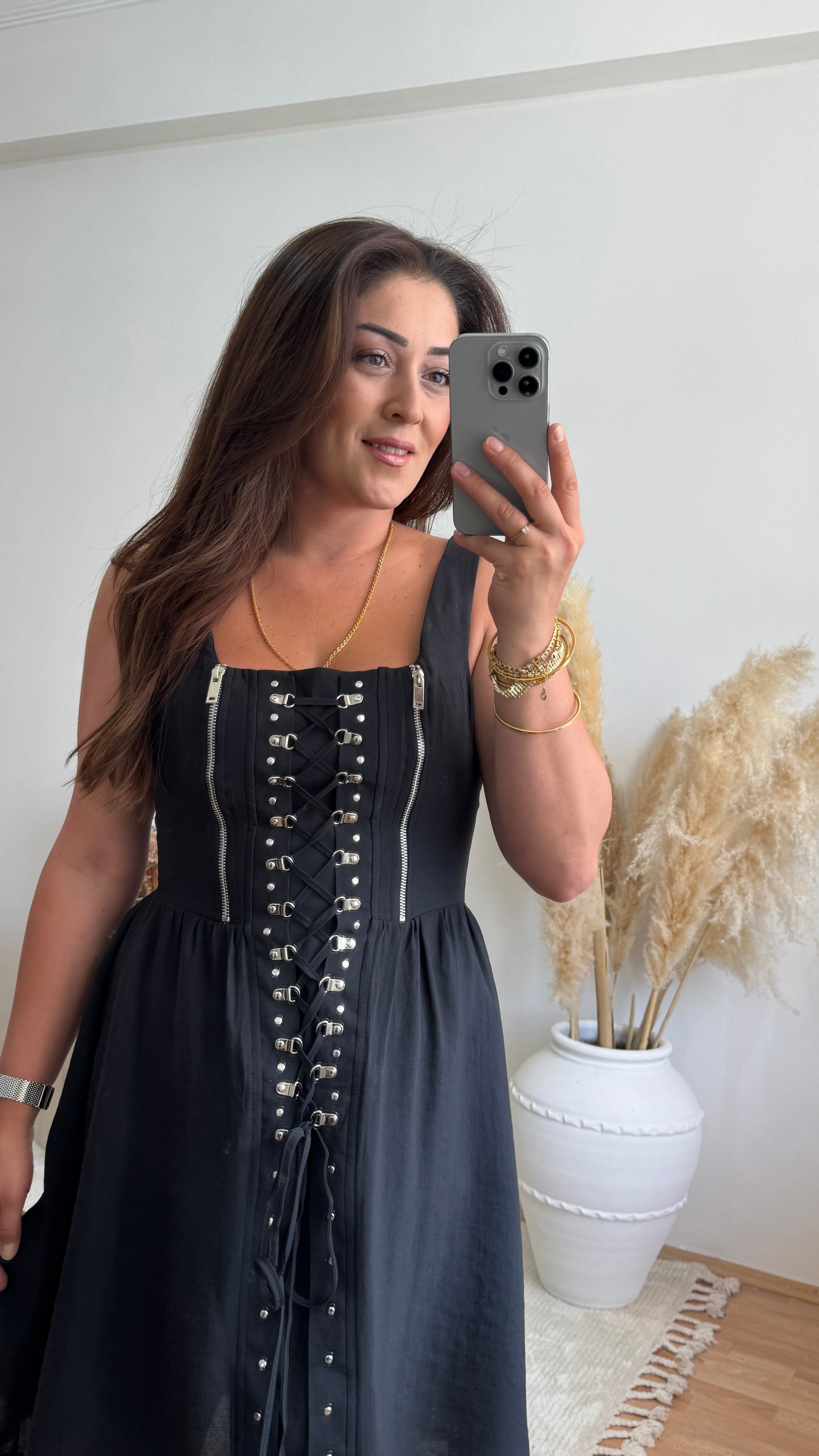 Taş ve Bağcık Detaylı Mini Elbise – Siyah