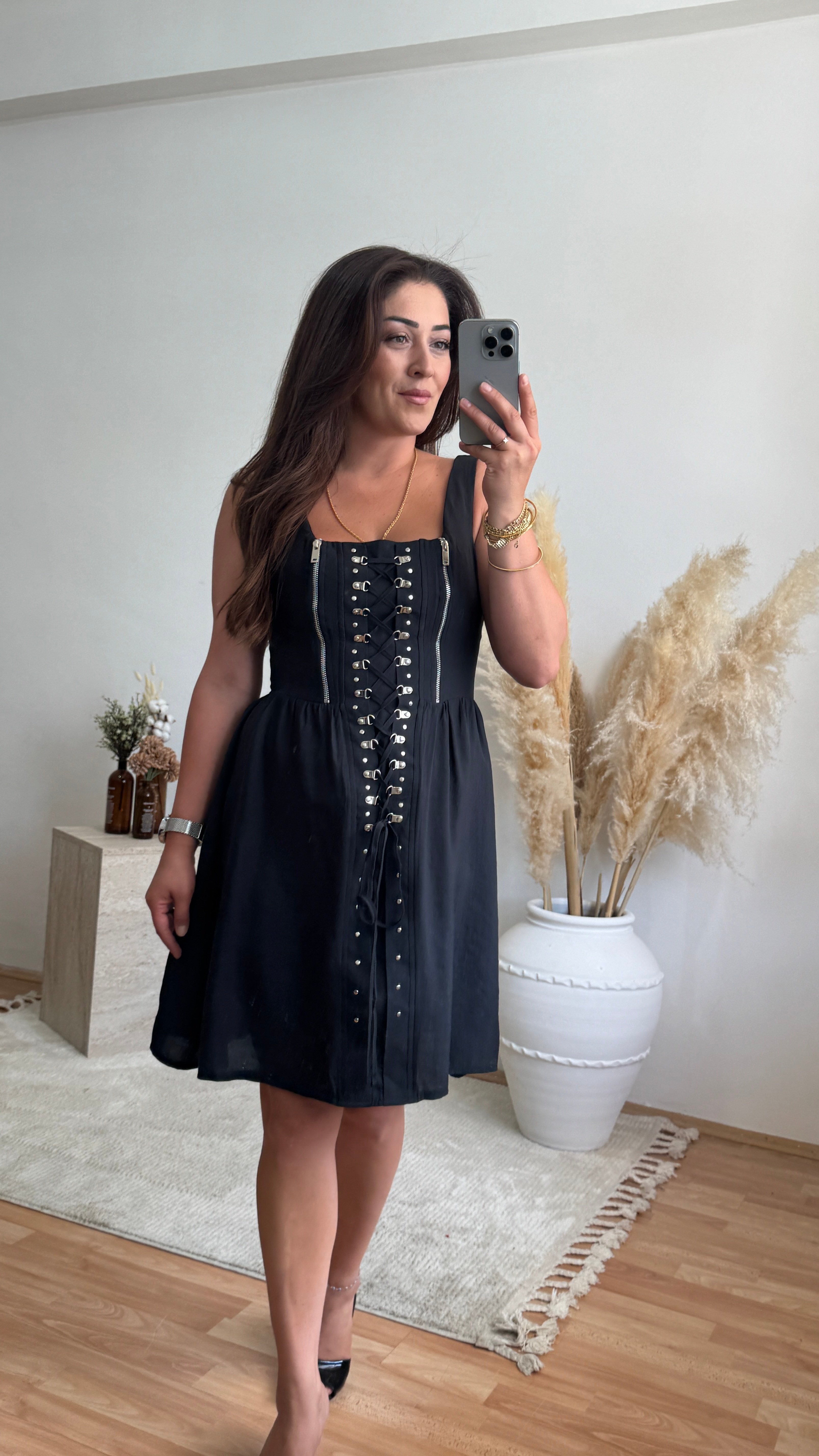 Taş ve Bağcık Detaylı Mini Elbise – Siyah