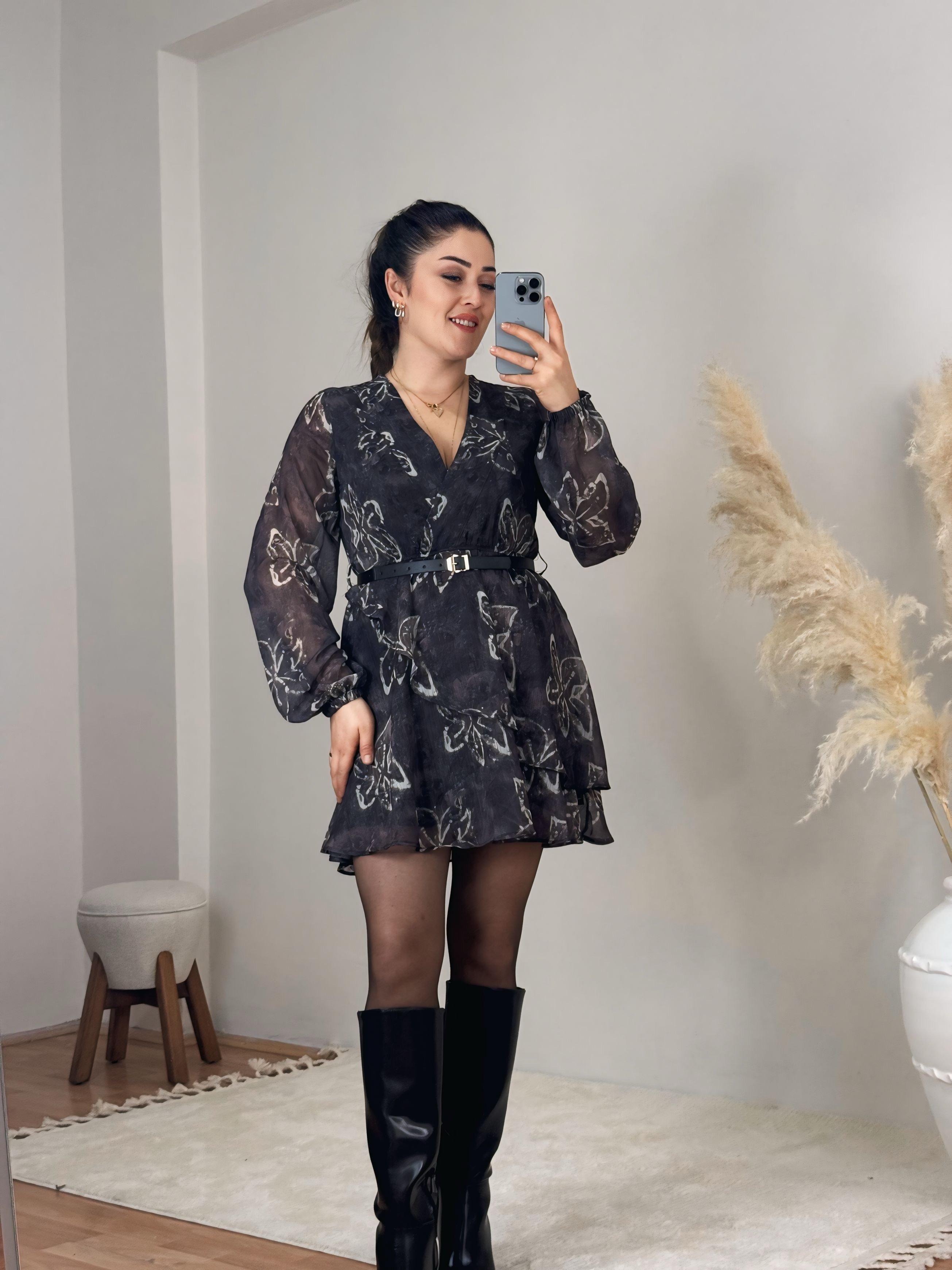 V Yaka Desenli Şifon Mini Elbise (Kemer Detaylı)