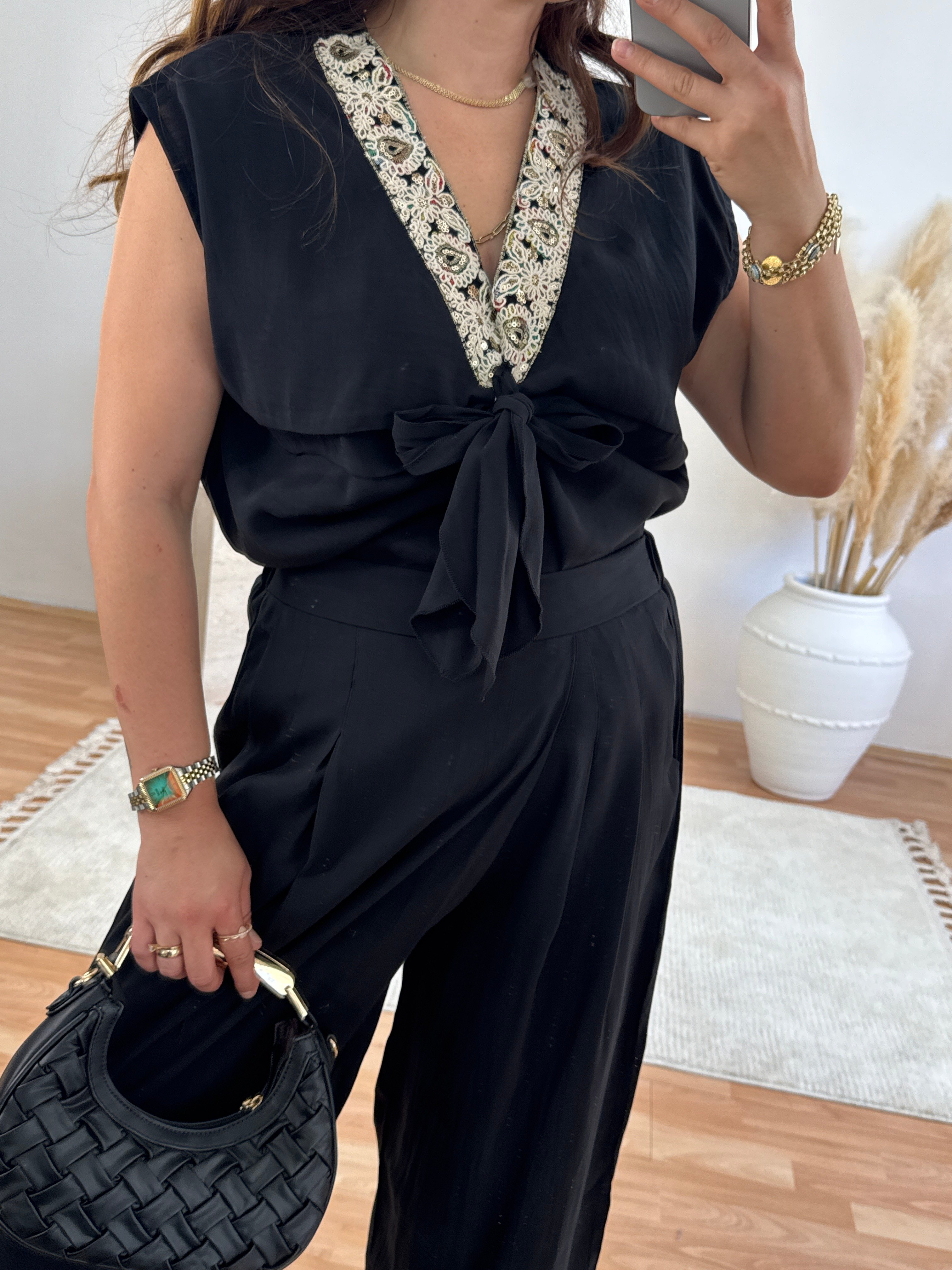 Yaka İşleme Detaylı Bluz-Siyah