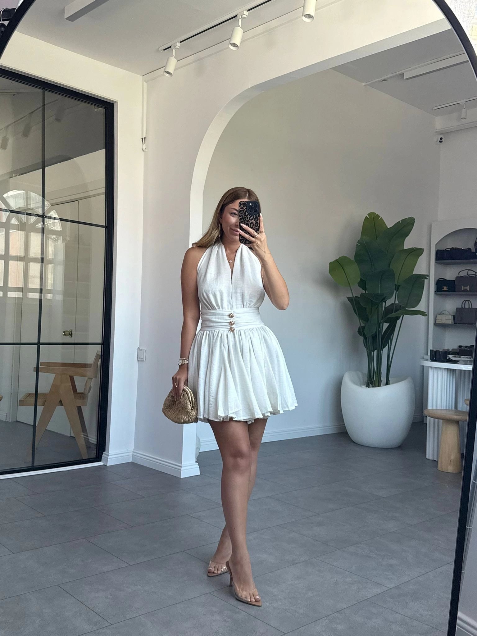 BEYAZ DEKOLTE DETAY GOLD DÜĞMELİ MİNİ ELBİSE