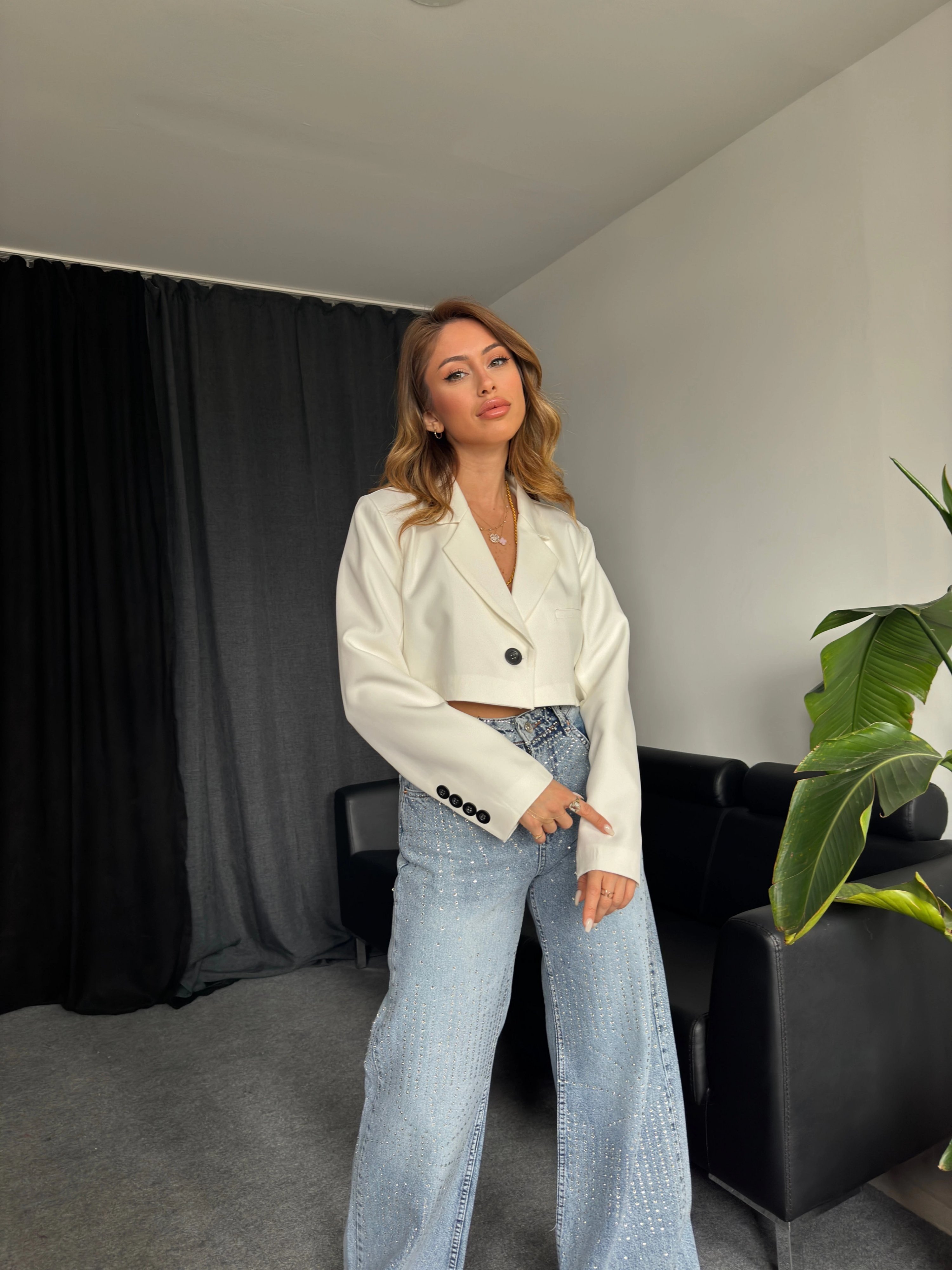 Beyaz Krep Tek Düğmeli Crop Ceket