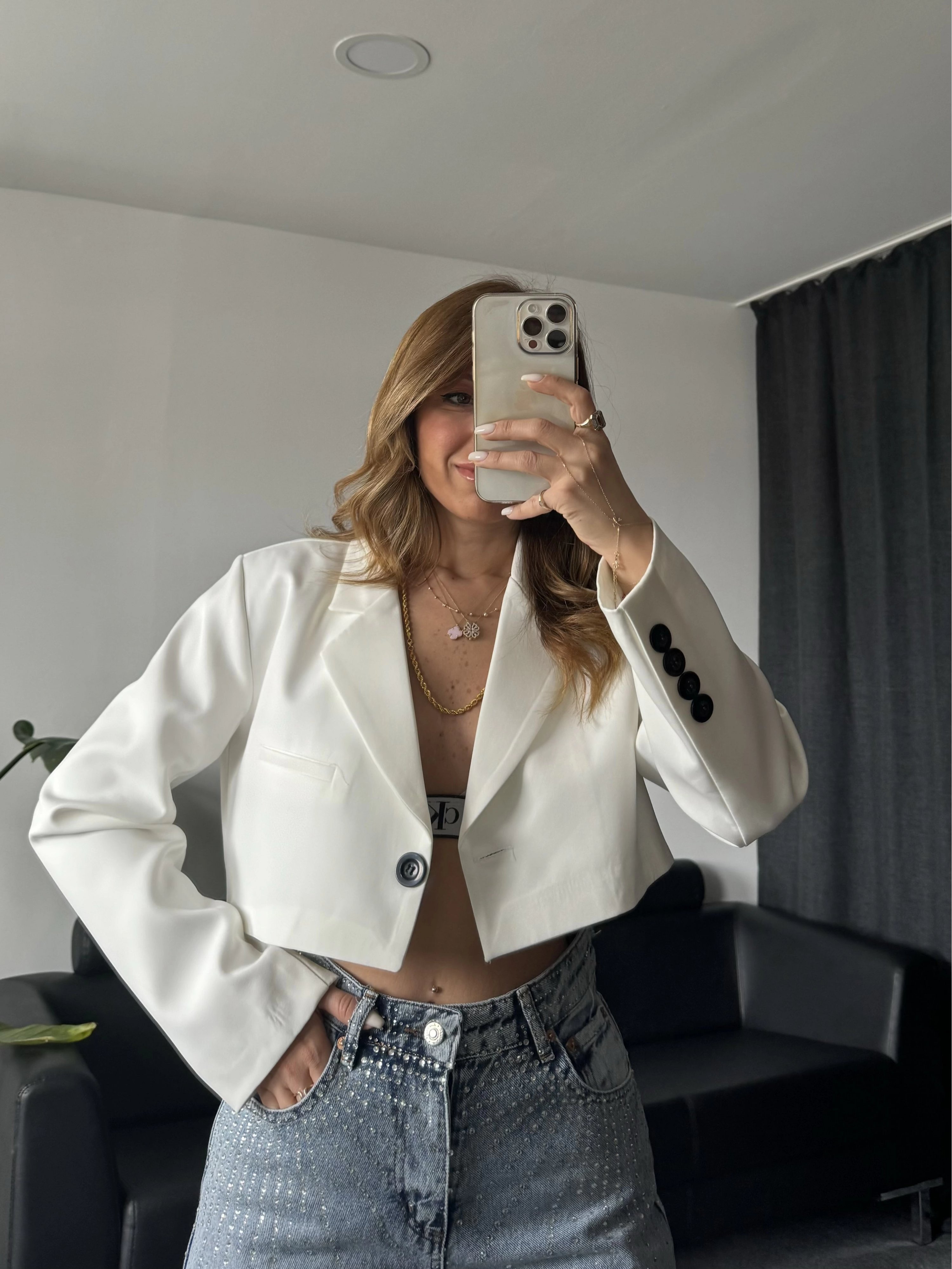 Beyaz Krep Tek Düğmeli Crop Ceket