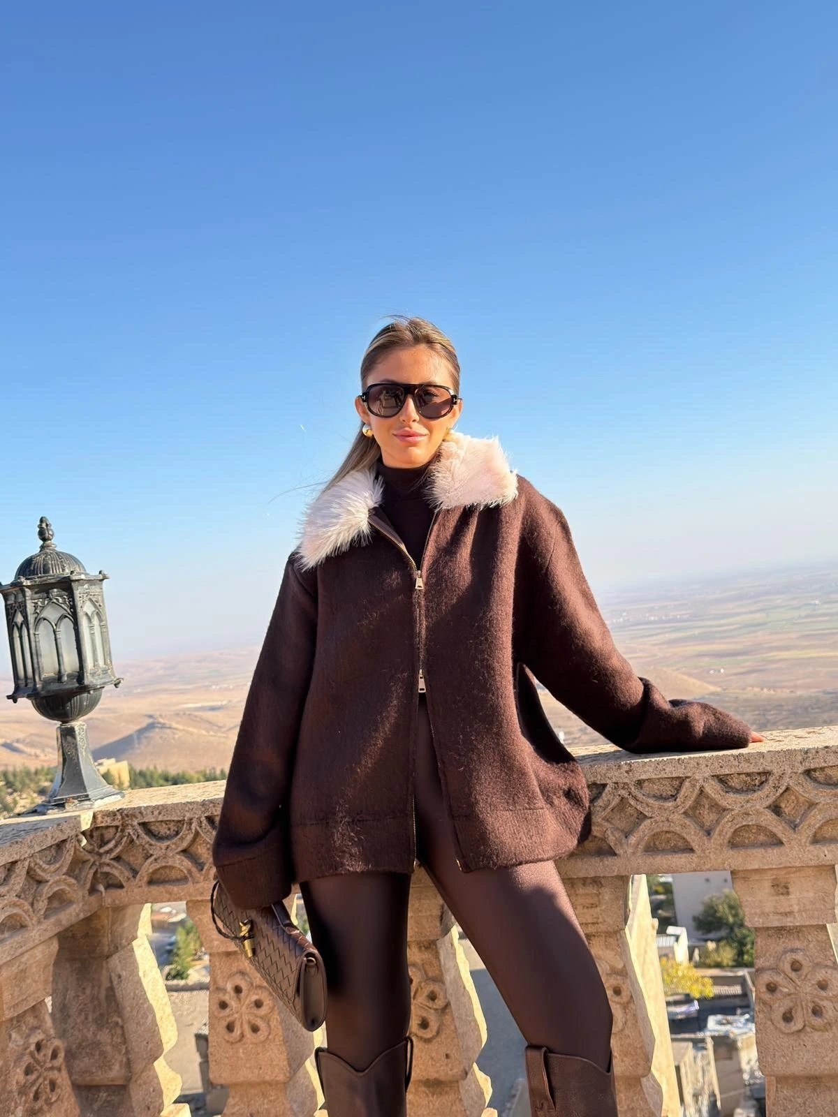 CAMEL YAKASI KÜRK DETAYLI HIRKA