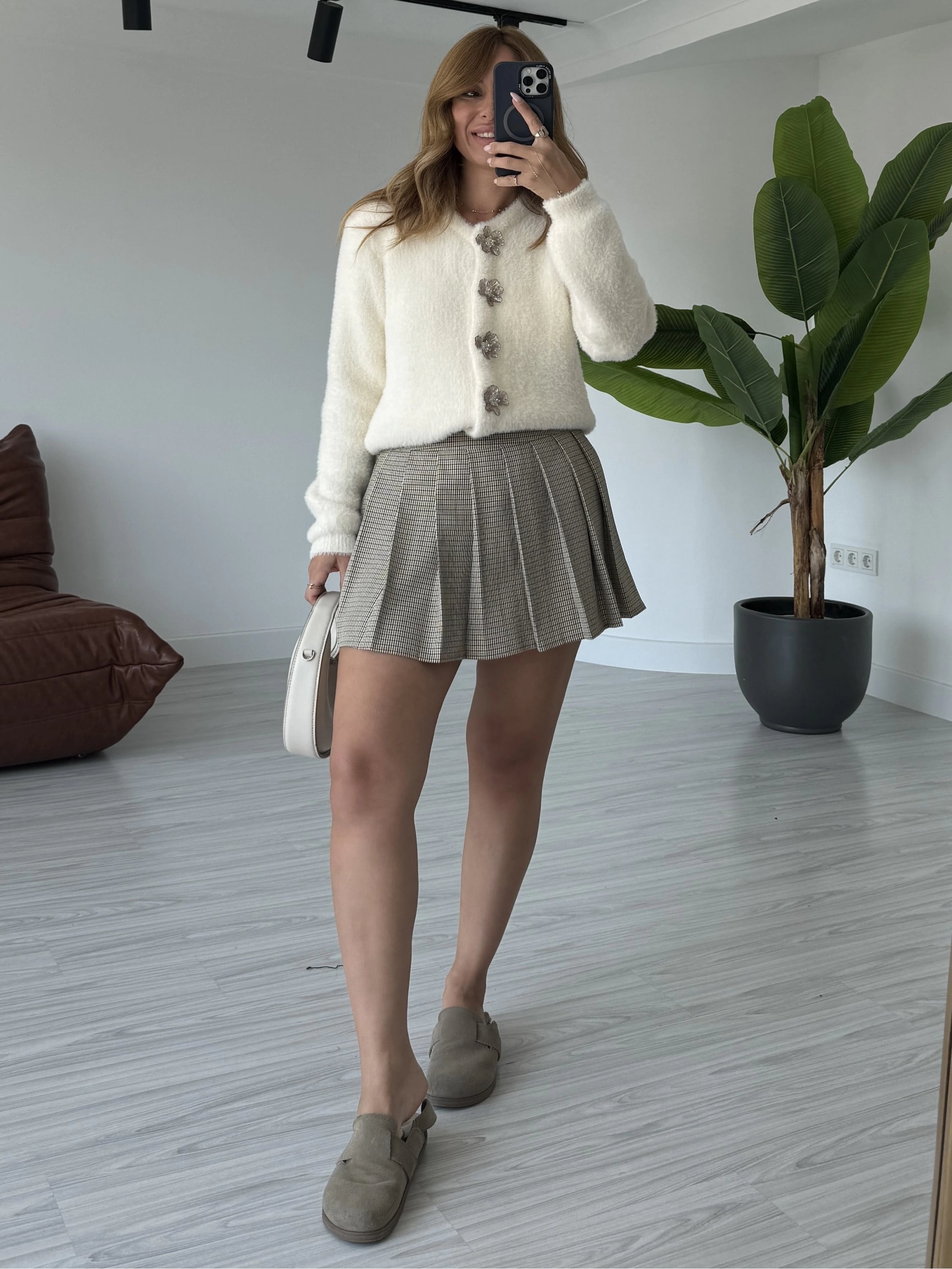 Krem Çiçek Düğmeli Yumoş Hırka