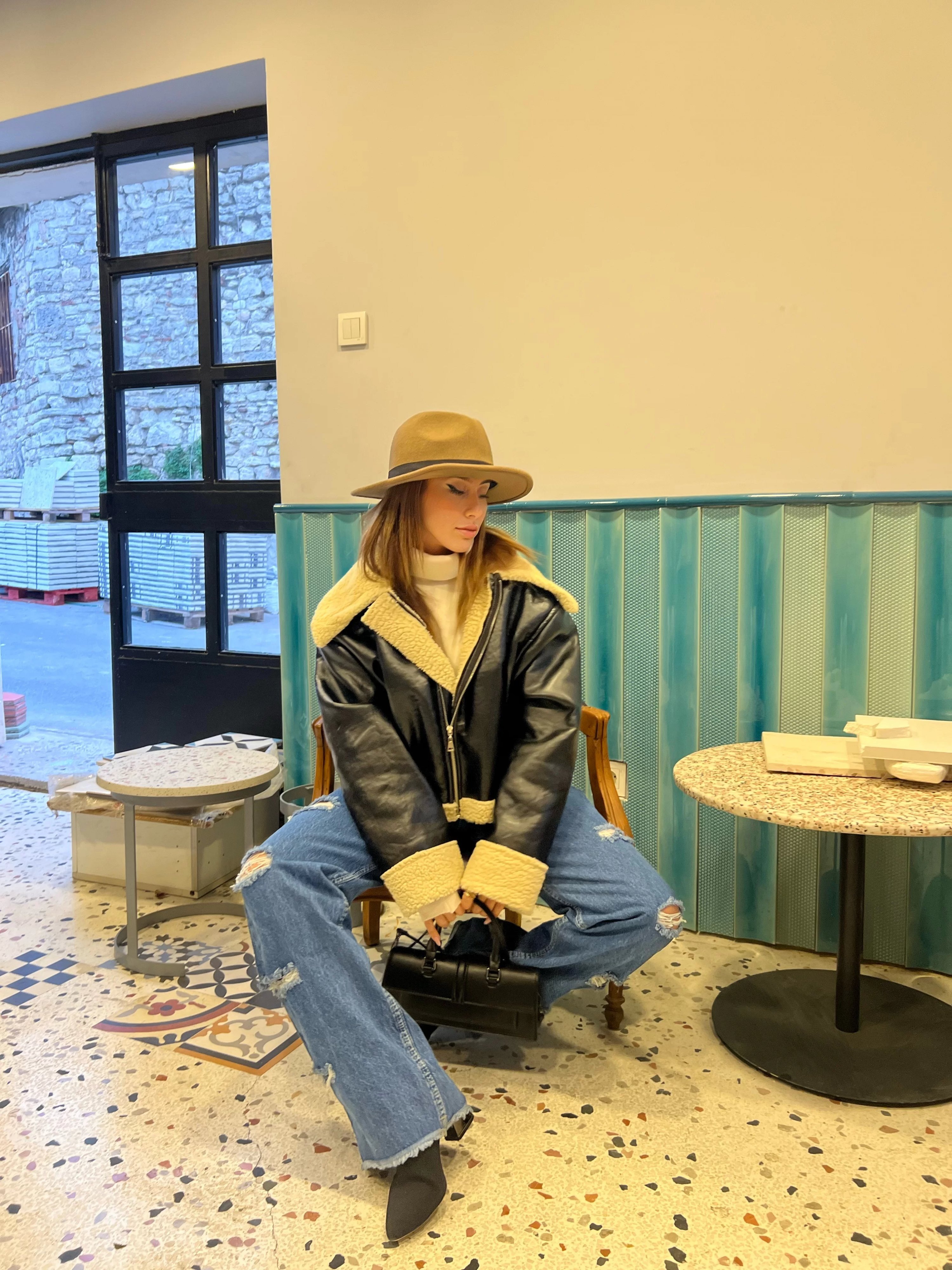 Krem İçi Kürk Detaylı Kruvaze Deri Mont