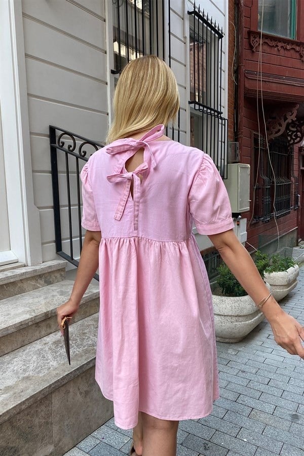 PEMBE KISA KOLLU ARKASI BAĞLAMA DETAYLI ELBİSE