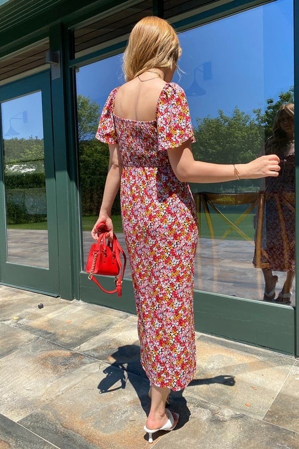 PEMBE RENKLİ ÇİÇEK DESENLİ GÖĞÜS BÜZGÜ DETAYLI YIRTMAÇLI ELBİSE