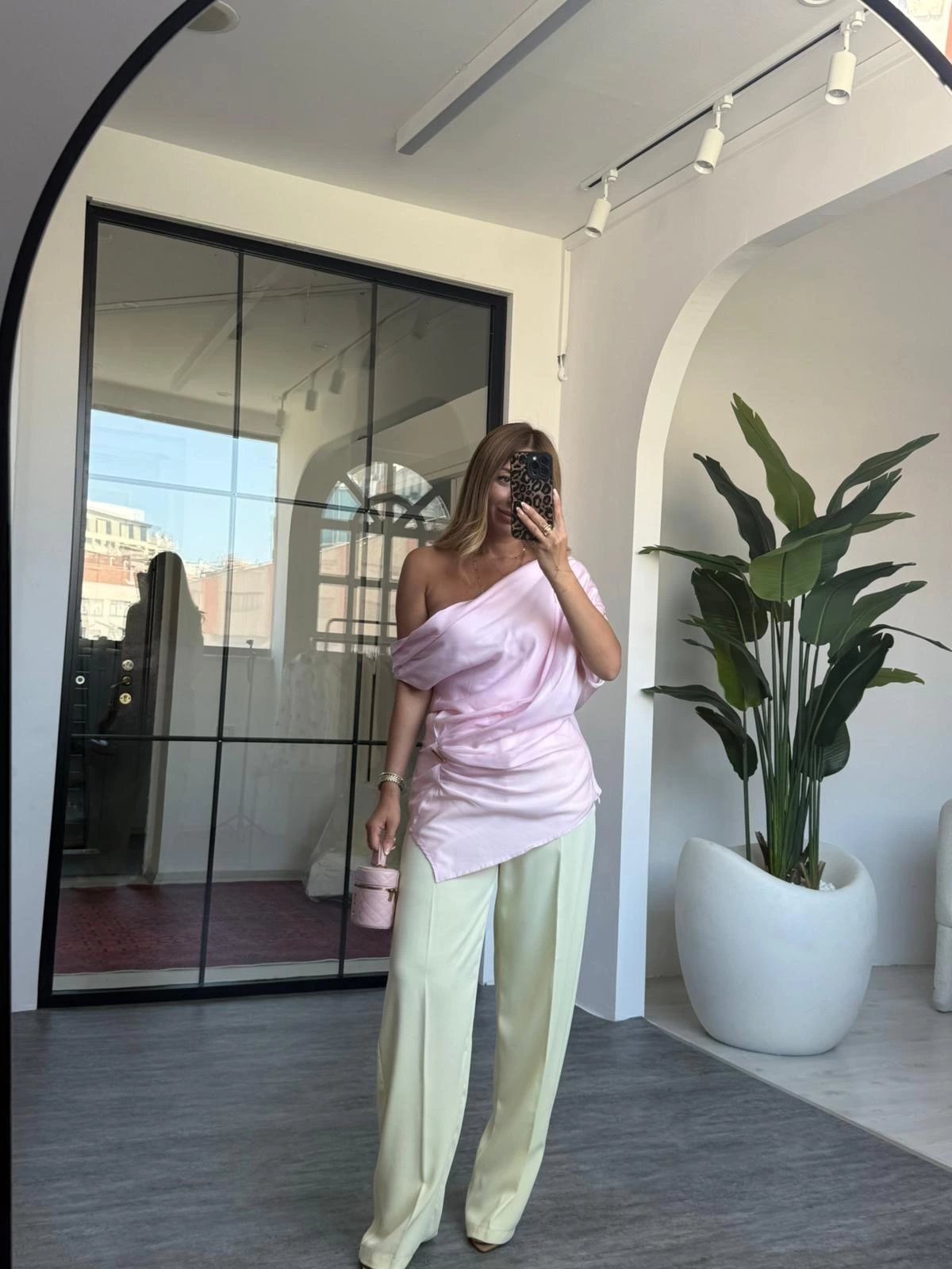 PEMBE TEK OMUZ BROŞLU BLUZ