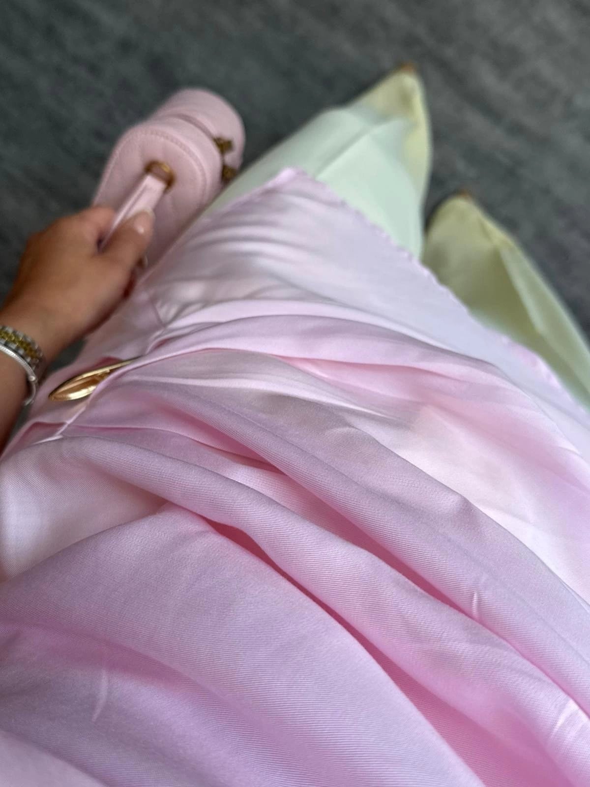 PEMBE TEK OMUZ BROŞLU BLUZ