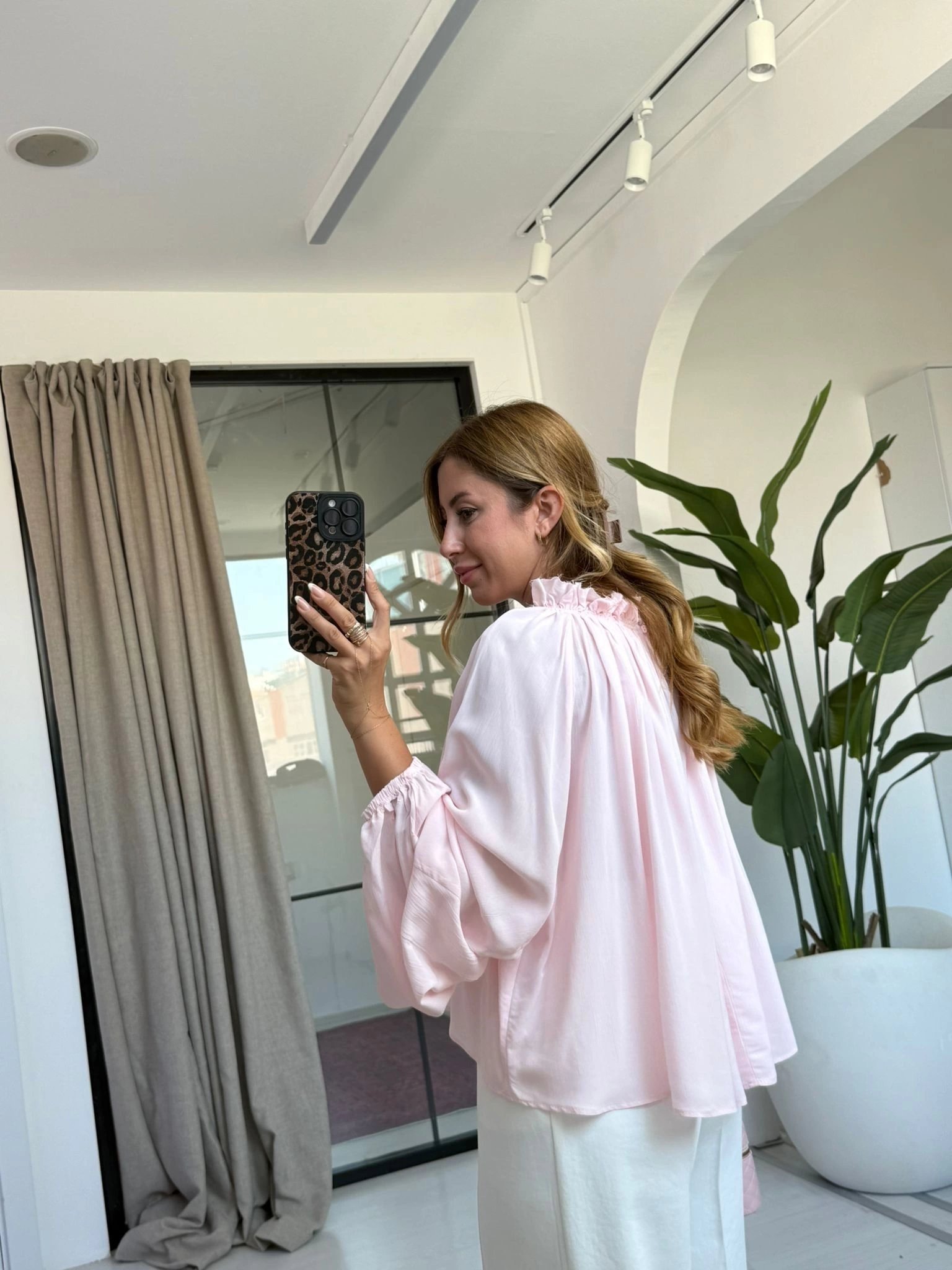 PEMBE YAKA BÜZGÜ DETAY BLUZ