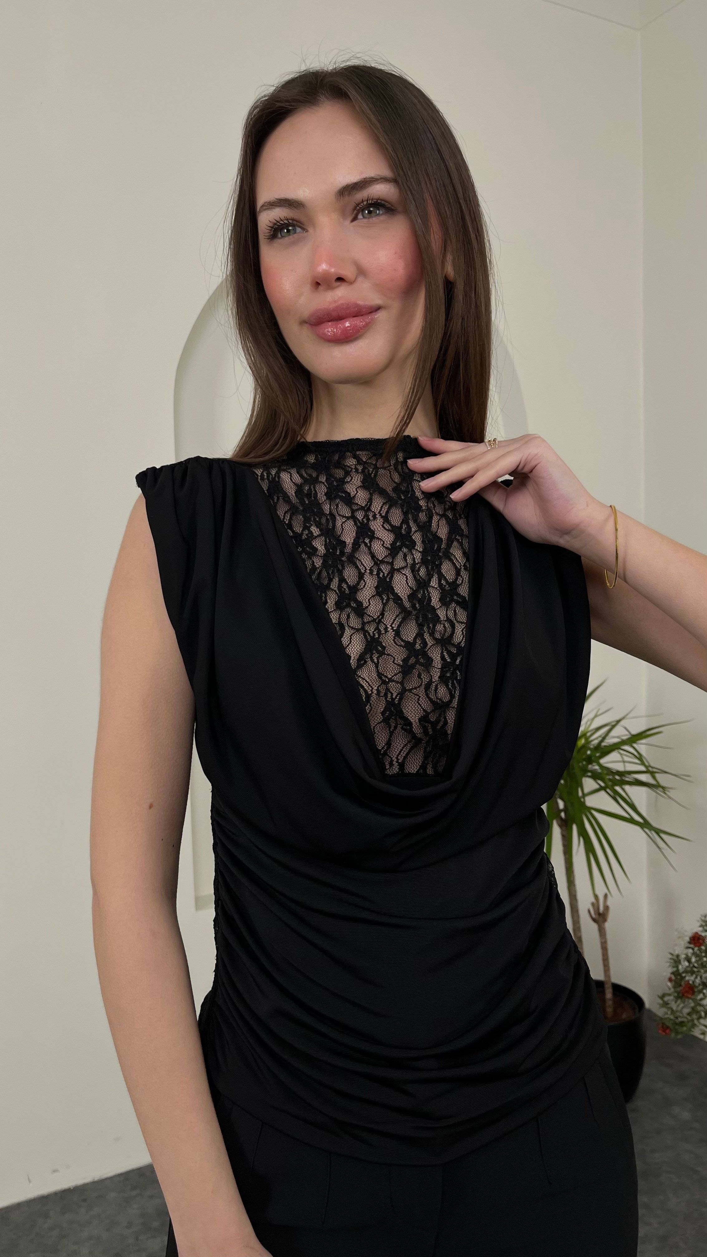 Degaje Yaka İç Dantelli Bluz Siyah Renk