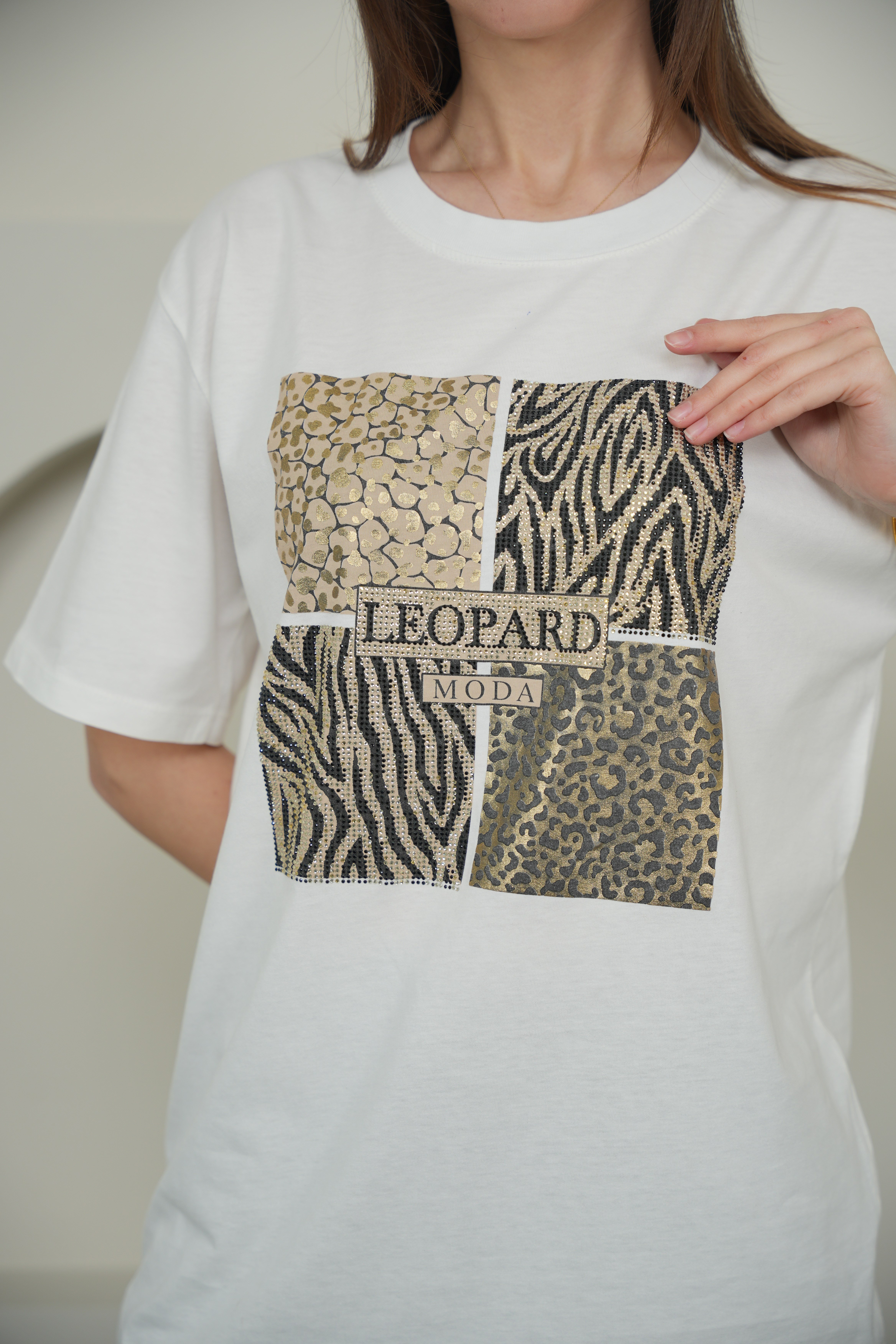 Taş Ve Leopar Detaylı Şık Basic T-Shirt