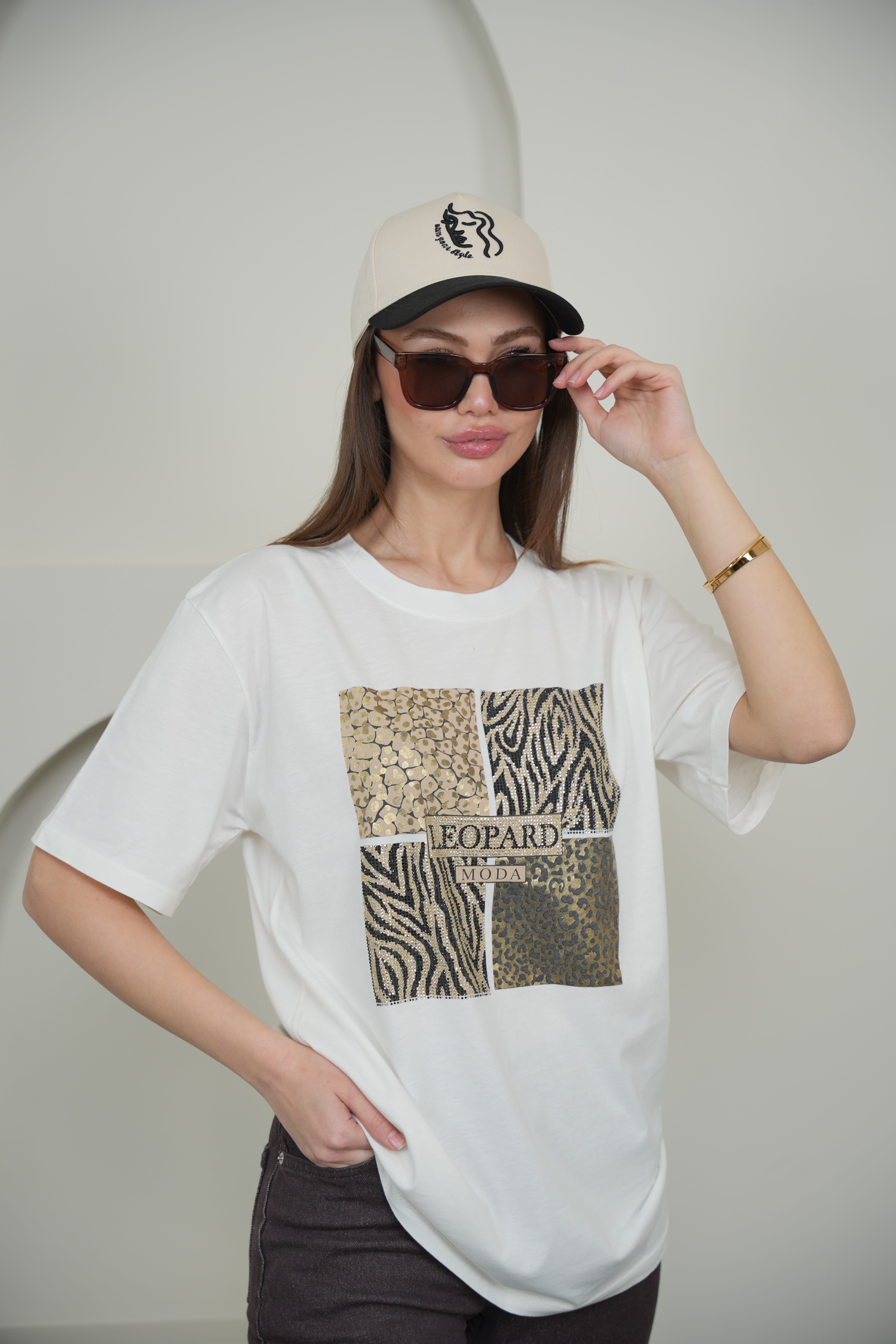 Taş Ve Leopar Detaylı Şık Basic T-Shirt