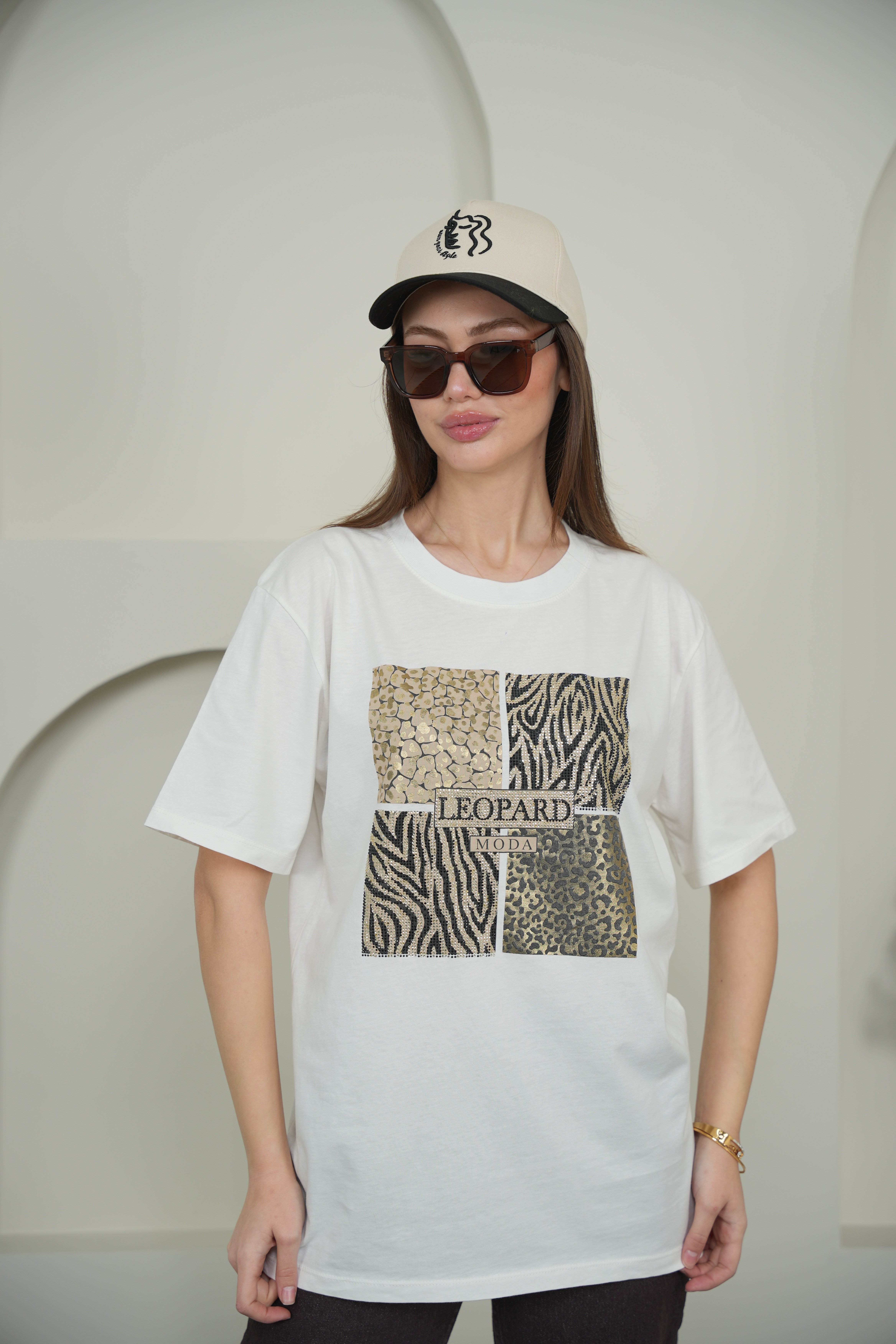 Taş Ve Leopar Detaylı Şık Basic T-Shirt