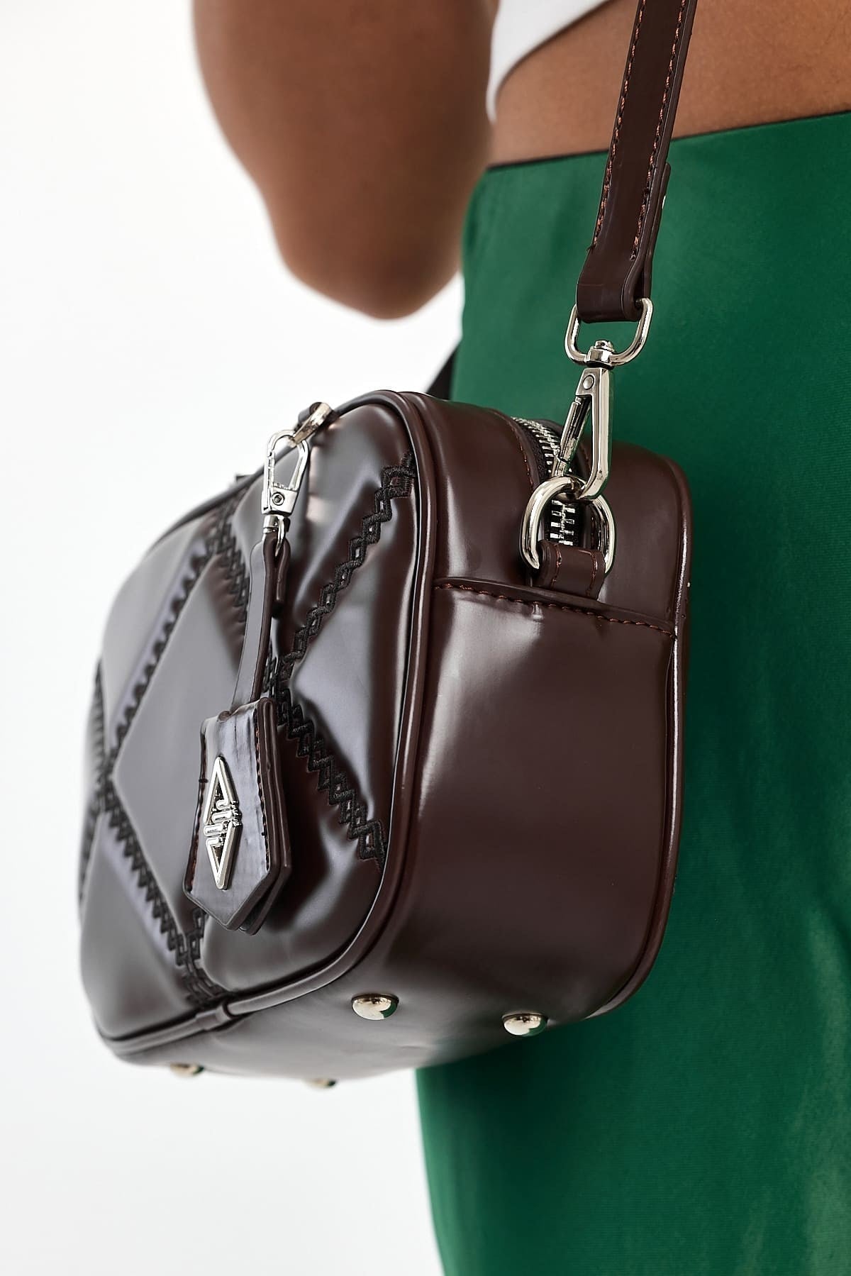 Küçük Boy Nakış Detaylı Crossbody Çapraz Askılı Kadın Omuz Çantası Kahve