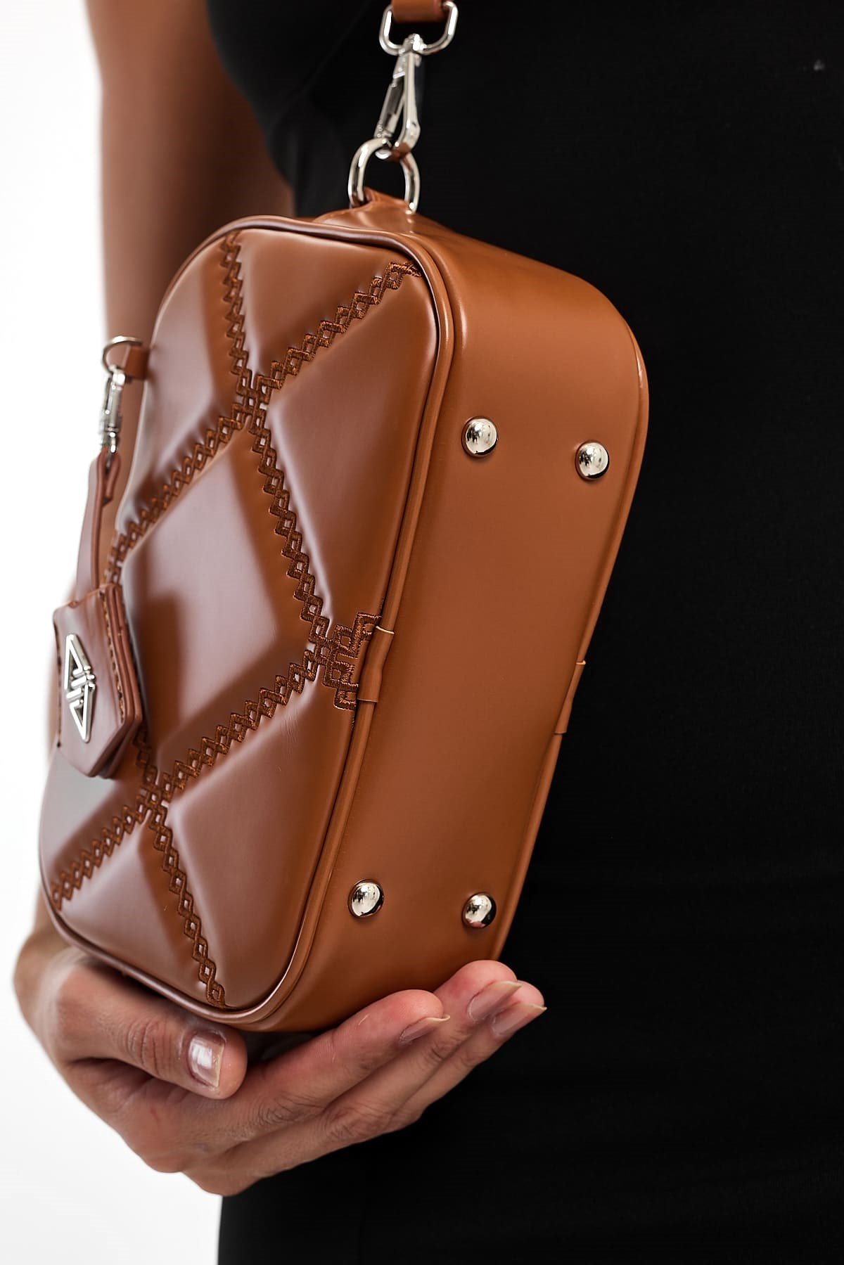 Küçük Boy Nakış Detaylı Crossbody Çapraz Askılı Kadın Omuz Çantası Taba
