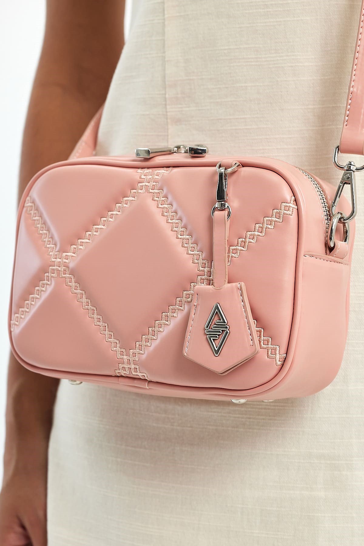 Küçük Boy Nakış Detaylı Crossbody Çapraz Askılı Kadın Omuz Çantası Pudra