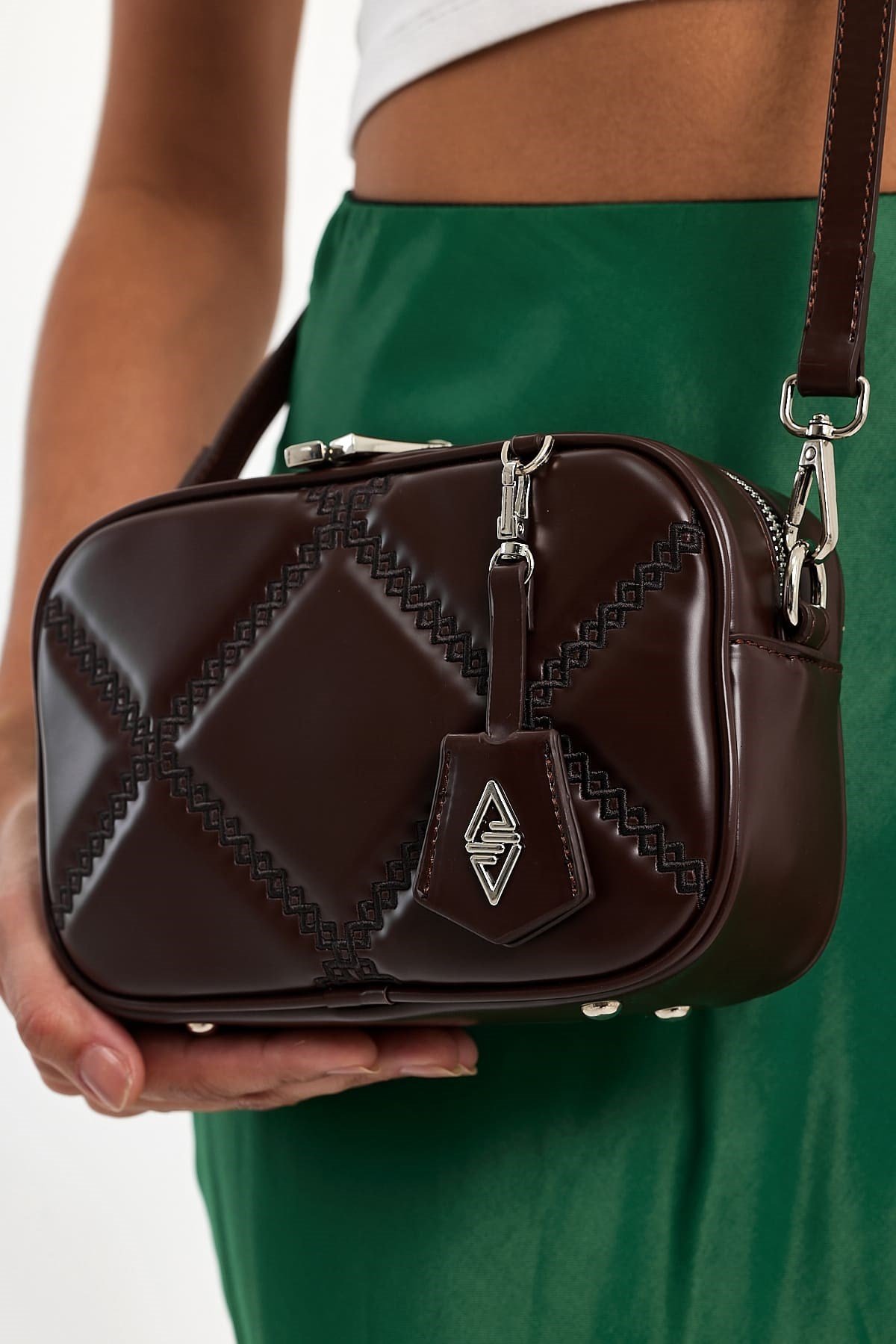 Küçük Boy Nakış Detaylı Crossbody Çapraz Askılı Kadın Omuz Çantası Kahve