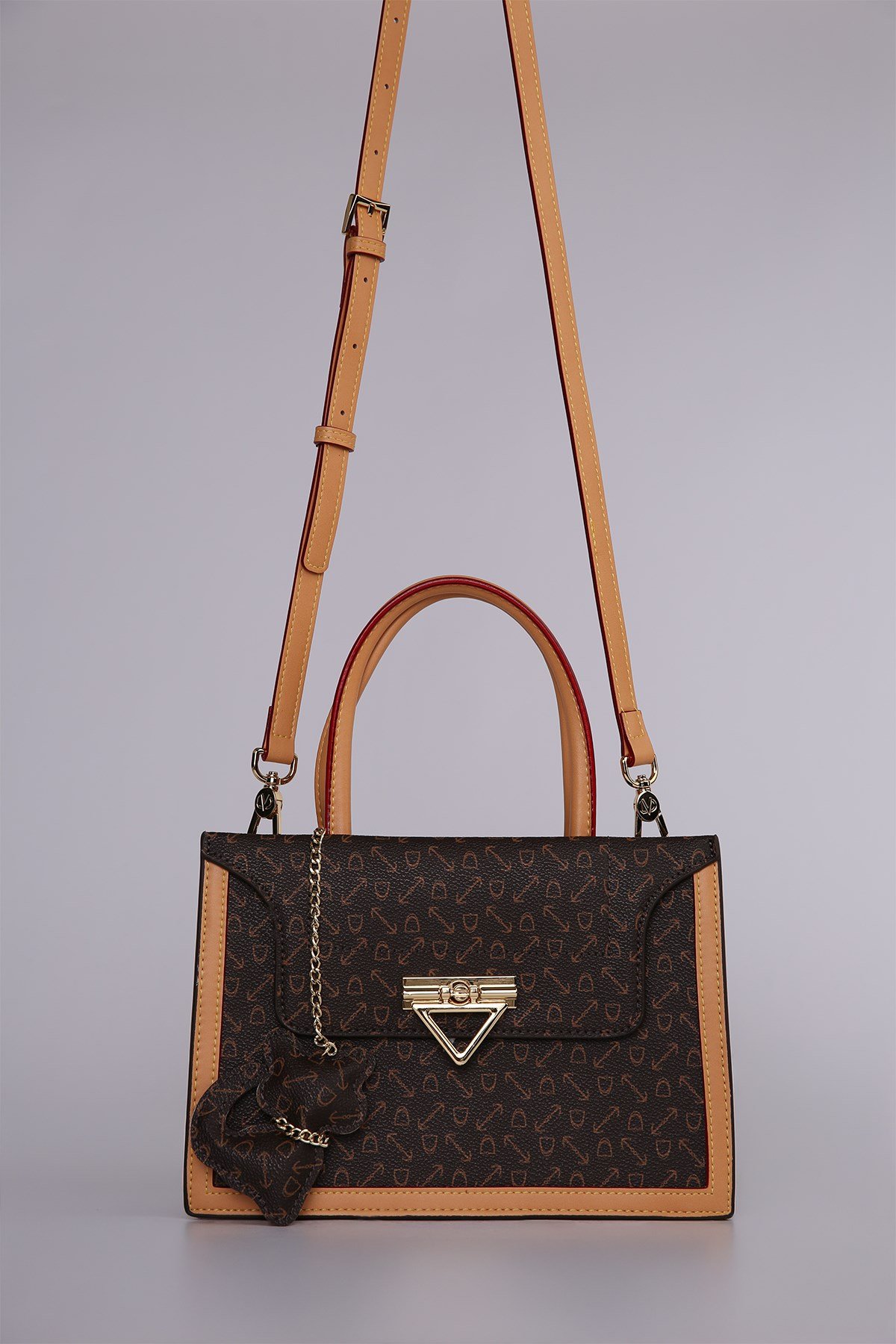 Monogram Baskılı Charm Detaylı Uzun Askılı Şık Tasarım Kadın El ve Omuz Çantası Kahverengi