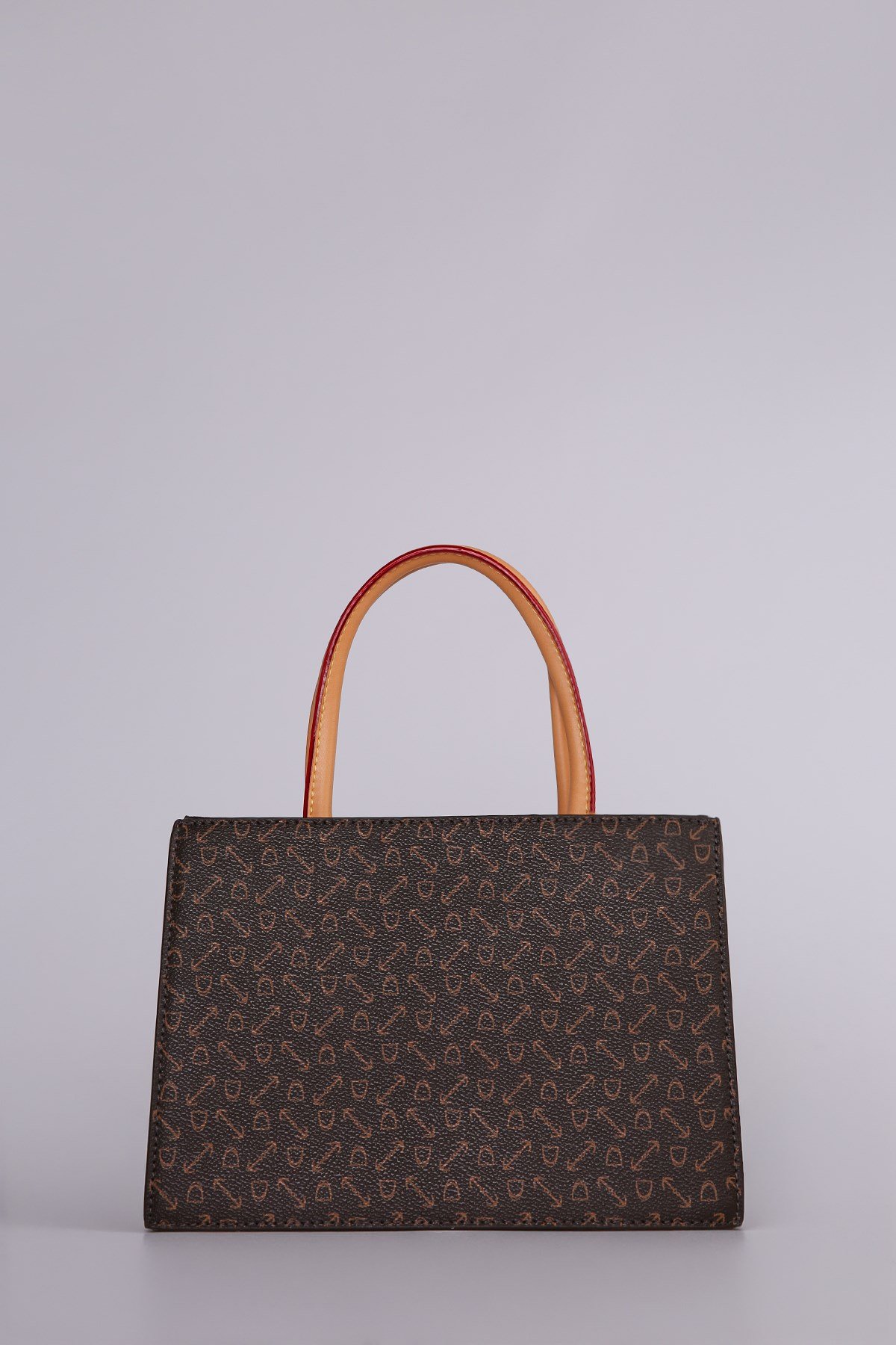 Monogram Baskılı Charm Detaylı Uzun Askılı Şık Tasarım Kadın El ve Omuz Çantası Kahverengi