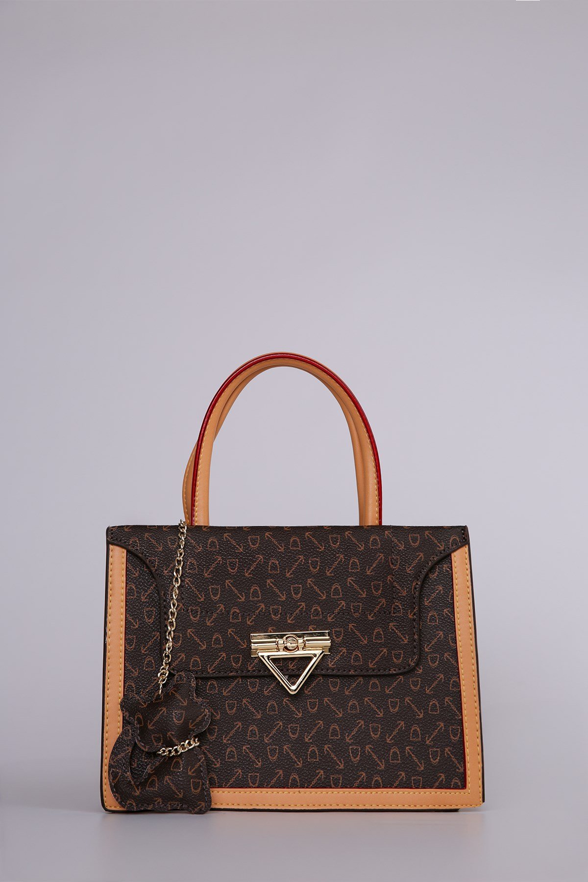 Monogram Baskılı Charm Detaylı Uzun Askılı Şık Tasarım Kadın El ve Omuz Çantası Kahverengi
